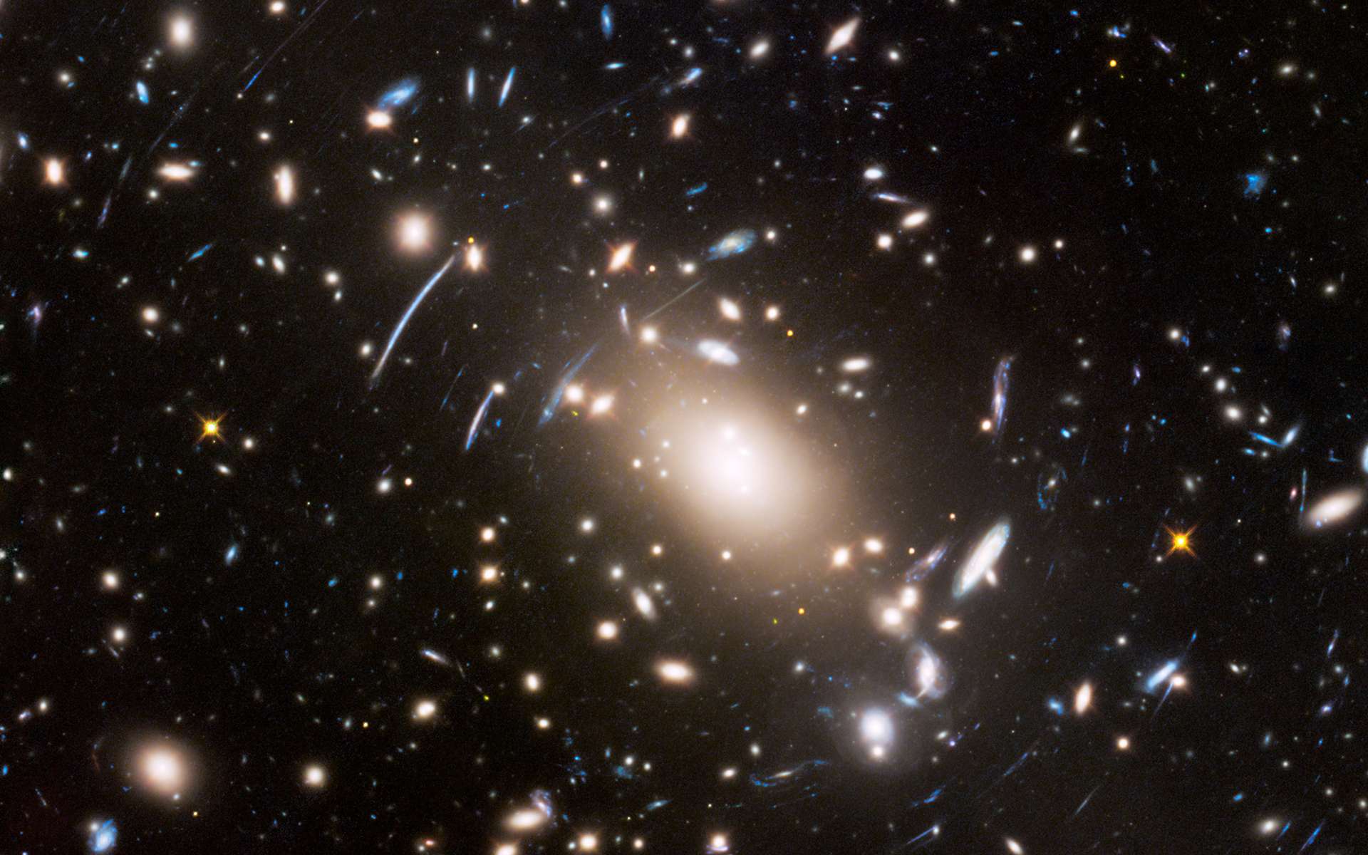 Les amas de galaxies contiennent typiquement des milliers de galaxies, de tout âge, de toutes structures et de toutes tailles, liées ensemble par la gravitation. © Nasa, ESA, and J. Lotz (STScI)