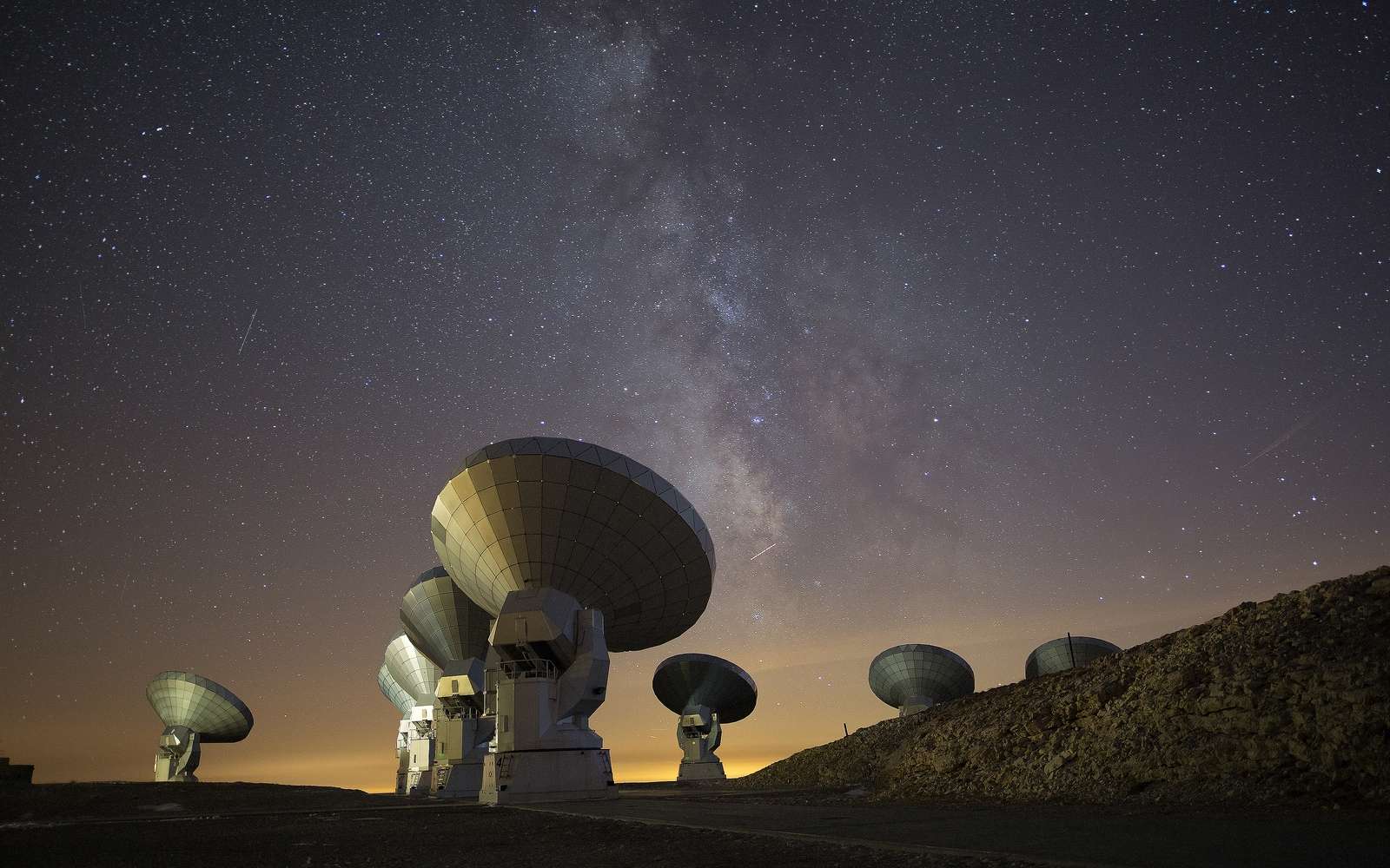 Antennes de l'observatoire NOEMA (MPG/Allemagne, CNRS/France, IGN/Espagne) le radiotélescope le plus puissant de l'hémisphère nord. L'observatoire opère à plus de 2.500 mètres d'altitude sur l'un des sites européens de haute altitude les plus étendus, le plateau de Bure dans les Alpes françaises. Le télescope est exploité par l'Institut de Radioastronomie Millimétrique (Iram) et est financé par la Société Max-Planck (Allemagne), le Centre National de Recherche Scientifique (France) et l'Instituto Geografico Nacional (Espagne). © IRAM-gre , CC by-sa 4.0