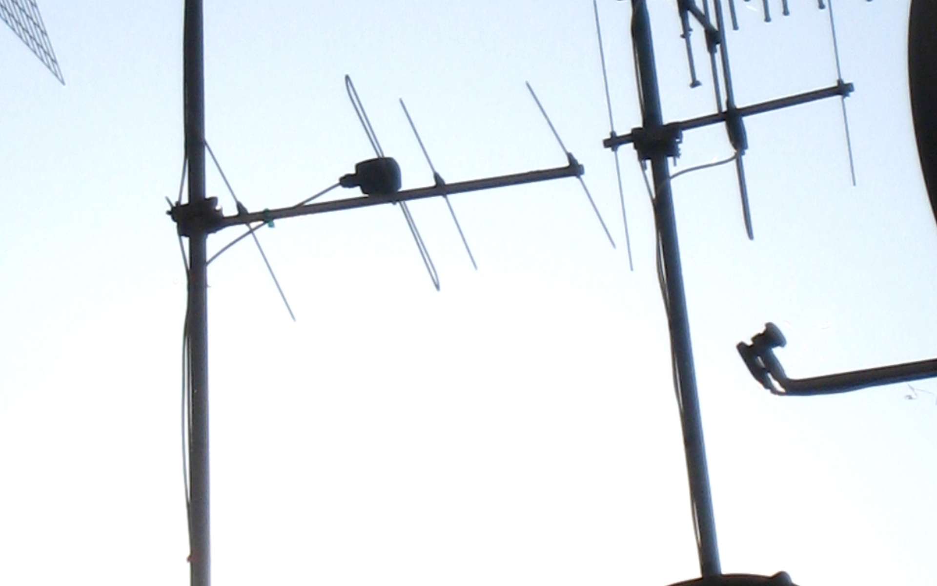 Une antenne de télévision doit être placée en hauteur pour un meilleur signal. © Groume, Flickr, CC BY-SA 2.0