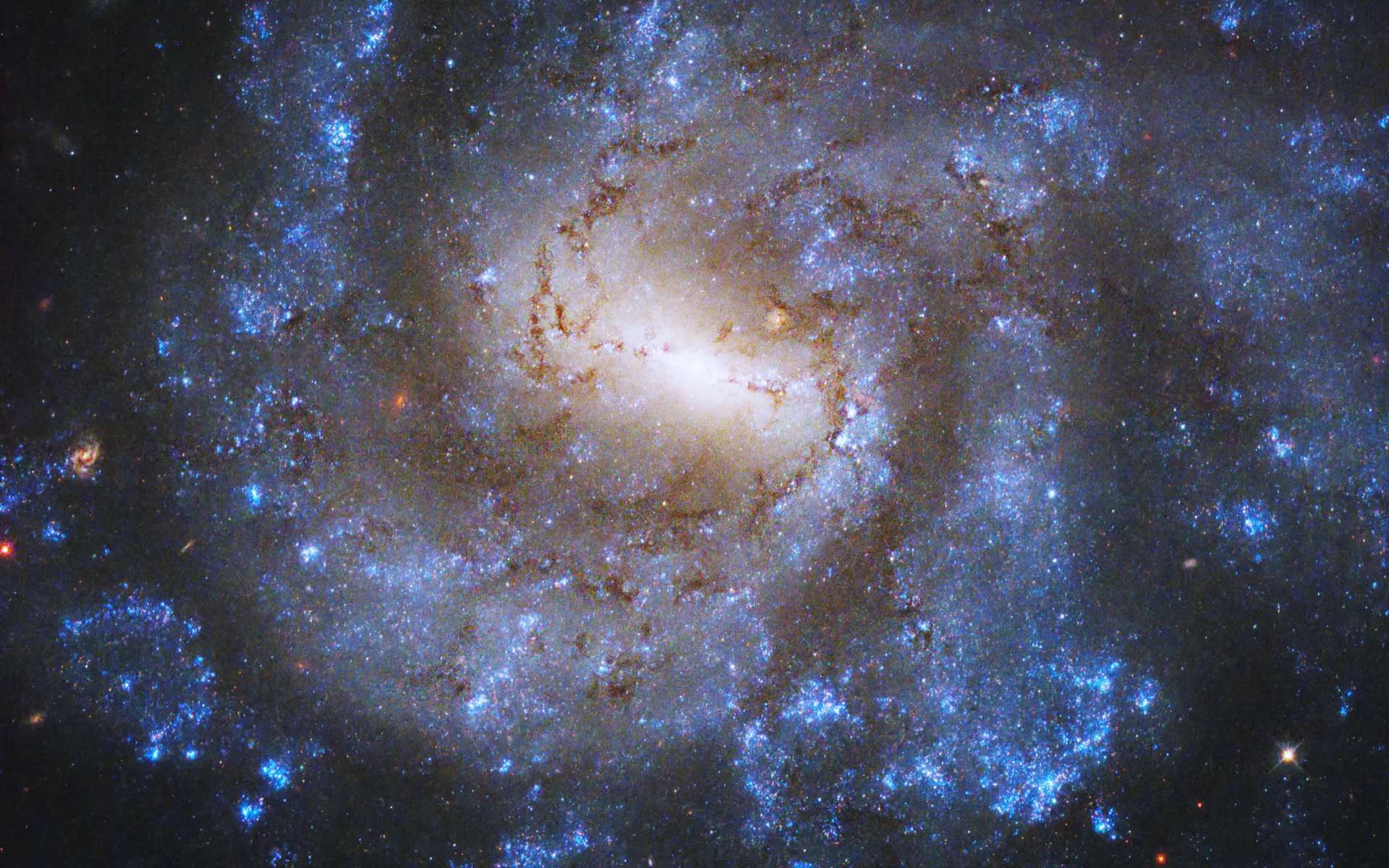 Les télescopes James-Webb et Hubble nous émerveillent avec cette galaxie spirale barrée