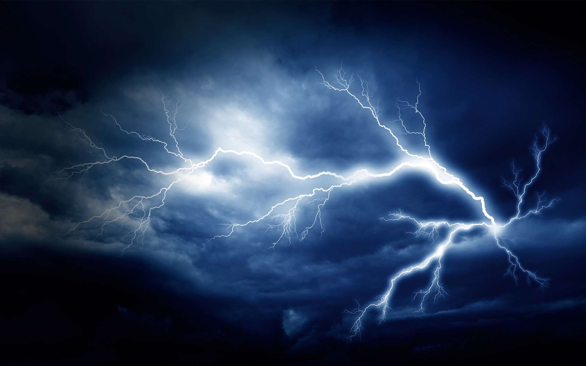 La foudre est un phénomène naturel de décharge électrostatique de grande intensité et provoquant des éclairs. © Denis Rozhnovsky, Adobe Stock