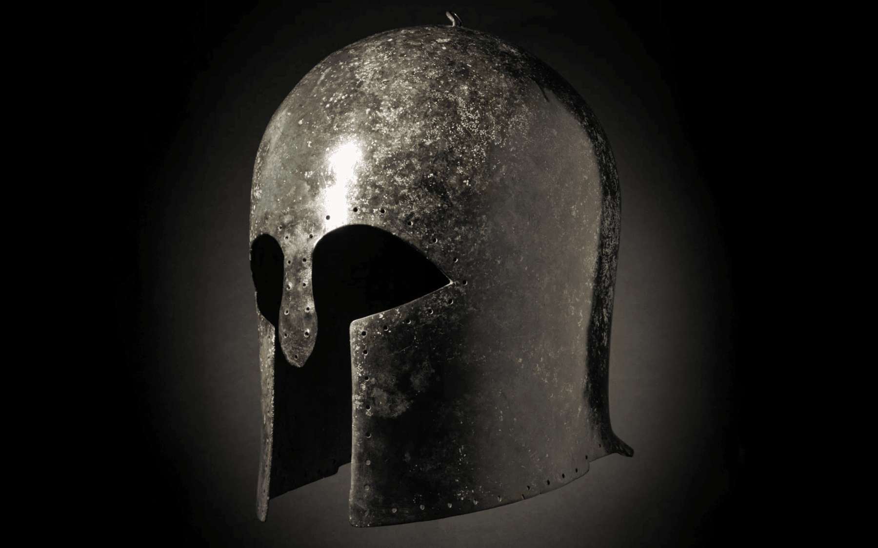 Rare et magnifique : ce casque grec de combat presque intact de 2 500 ans pourrait être à vous !