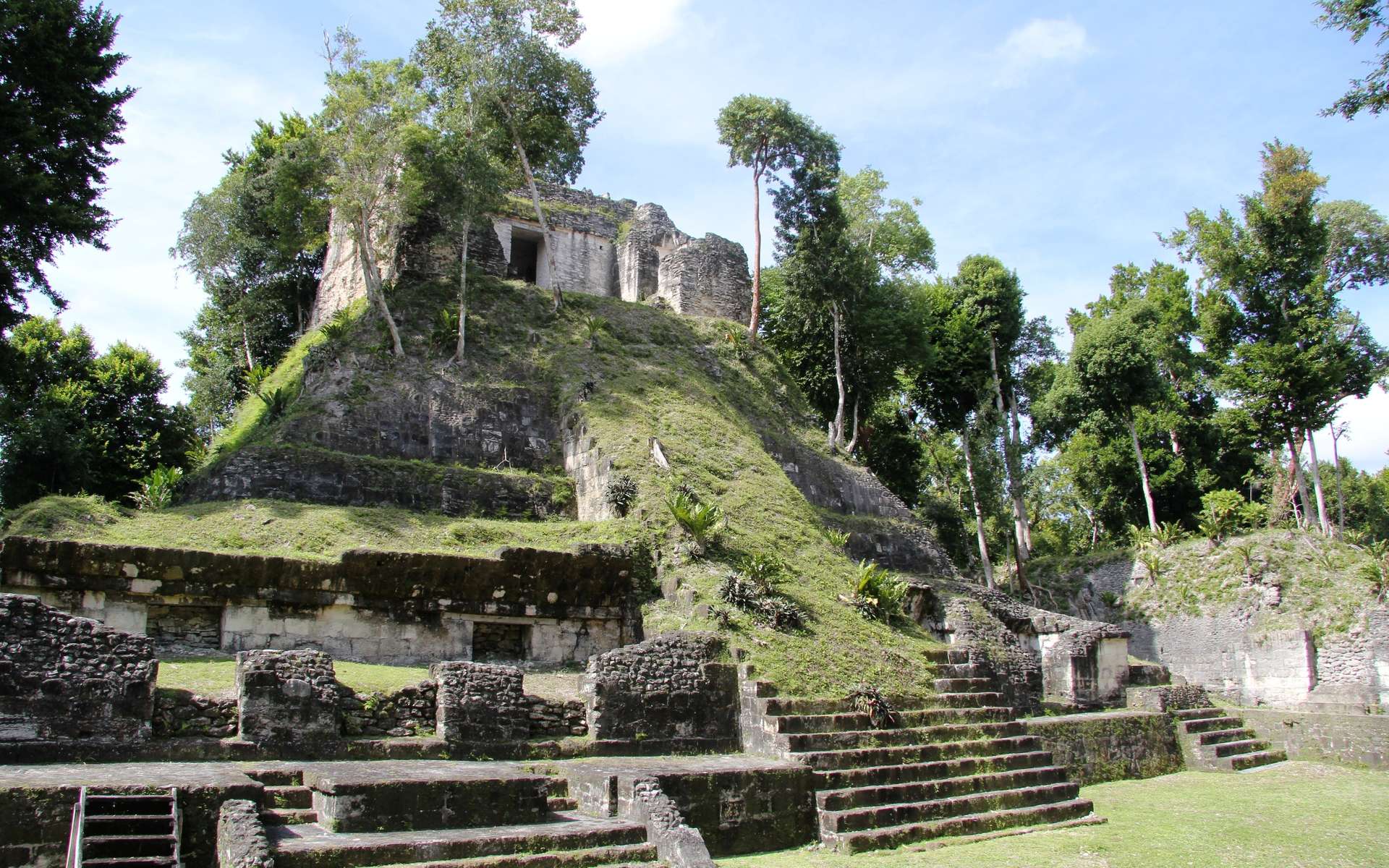 Le site maya de Nakum se trouve dans le département du Petén, au Guatemala, à 17 kilomètres au nord de Yaxha et à 20 kilomètres à l'est de Tikal, sur les rives de la rivière Holmul. Les tombes de cette région révéleront-elles les secrets de l'effondrement de la civilisation maya ? © Jorge Antonio Leoni de Leon, CC by-sa 4.0