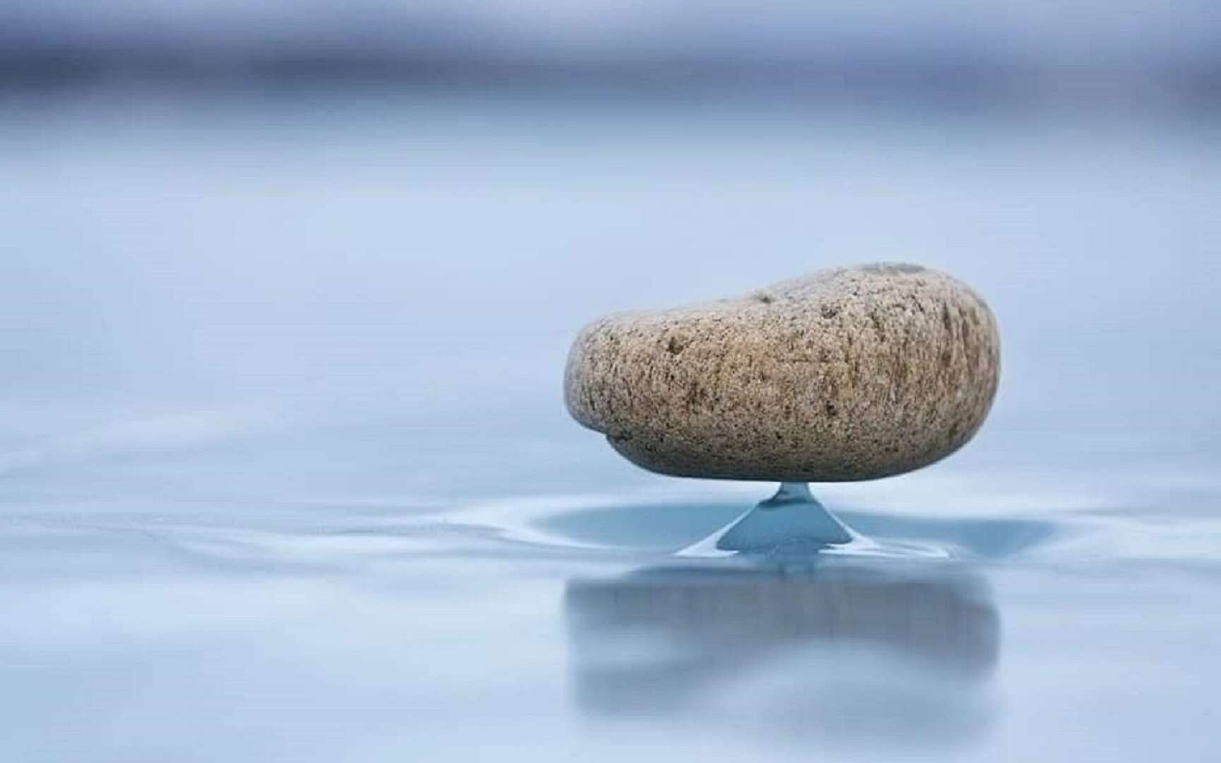 Mystère résolu pour les « pierres zen » suspendues sur le plus grand lac du monde