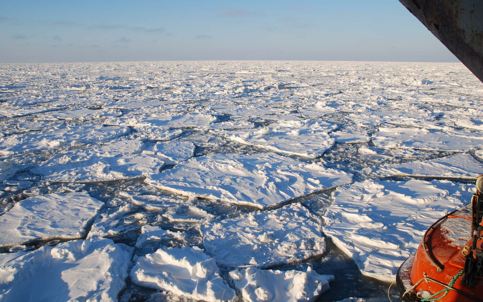 Une vue de la banquise arctique au large du Spitzberg. Les mesures satellitaires montrent une tendance à une baisse de l'extension de ces glaces de mer. Des particules liées à l'activité humaine, piégées dans les glaces, pourraient donc bien être libérées dans les océans avec le réchauffement climatique. © Esa, M. Drusch