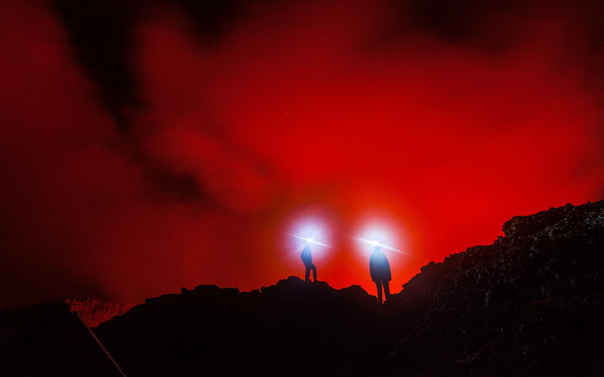 Le cratère du volcan Nyamulagira, en Afrique, déborde : deux longues coulées de lave !