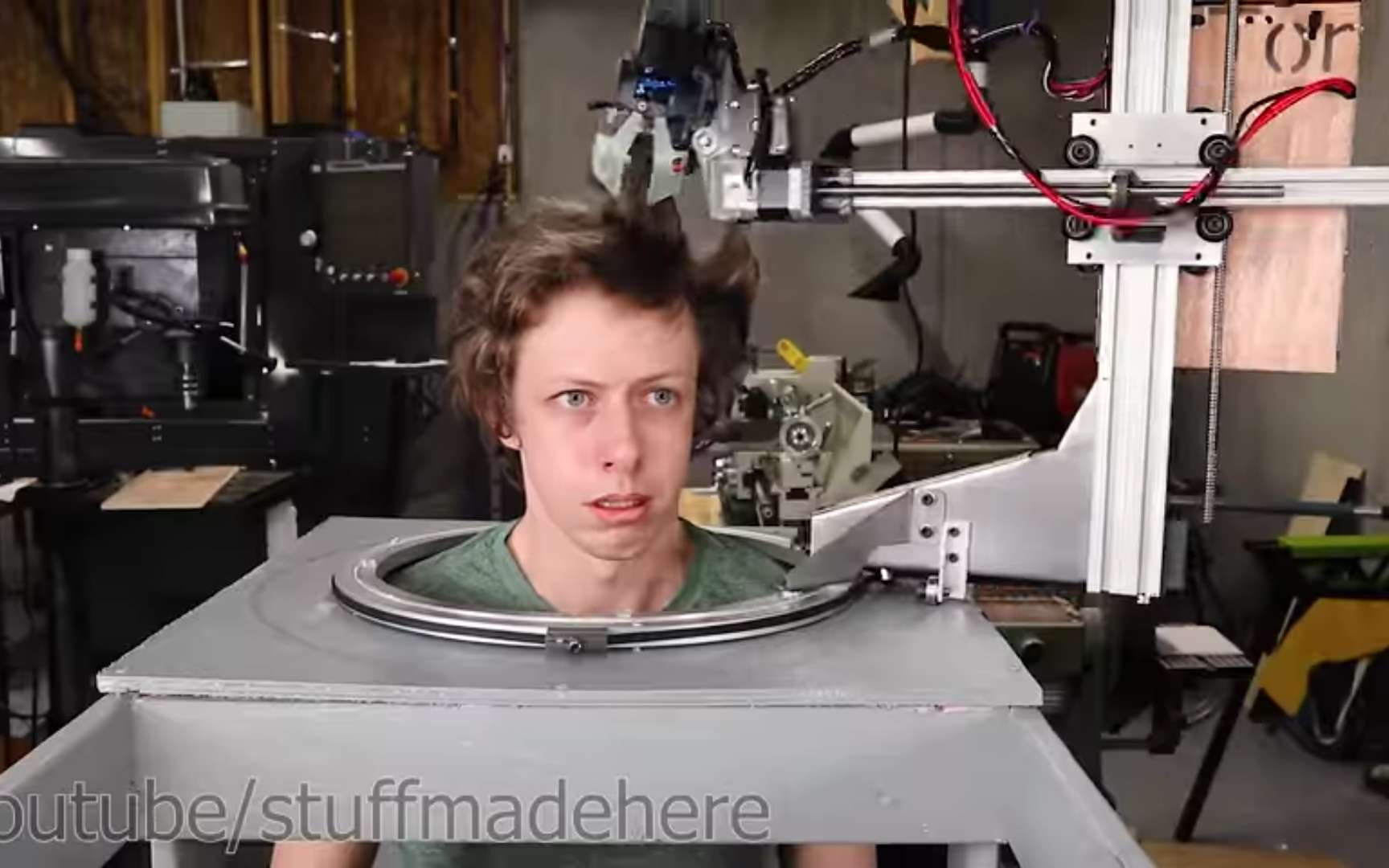 Cet ingénieur a essayé un robot-coiffeur pendant le confinement