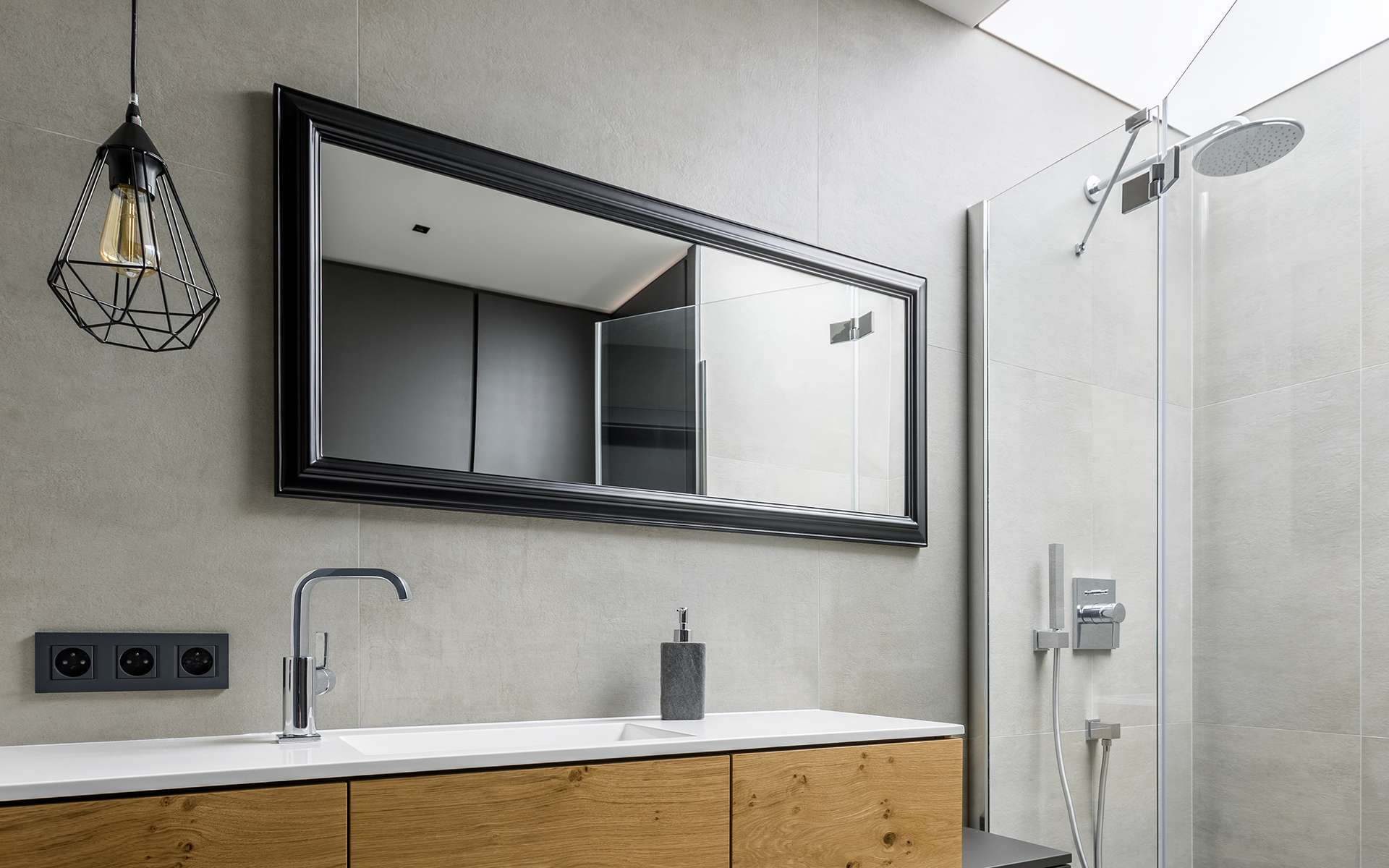 Pour profiter d'une salle de bains des plus agréables, les fabricants proposent des produits toujours plus innovants, à commencer par ce qui ne se voit pas au premier coup d'œil : l'étanchéité des réseaux d'alimentation. © Dariusz Jarzabek Fotografia, Adobe Stock