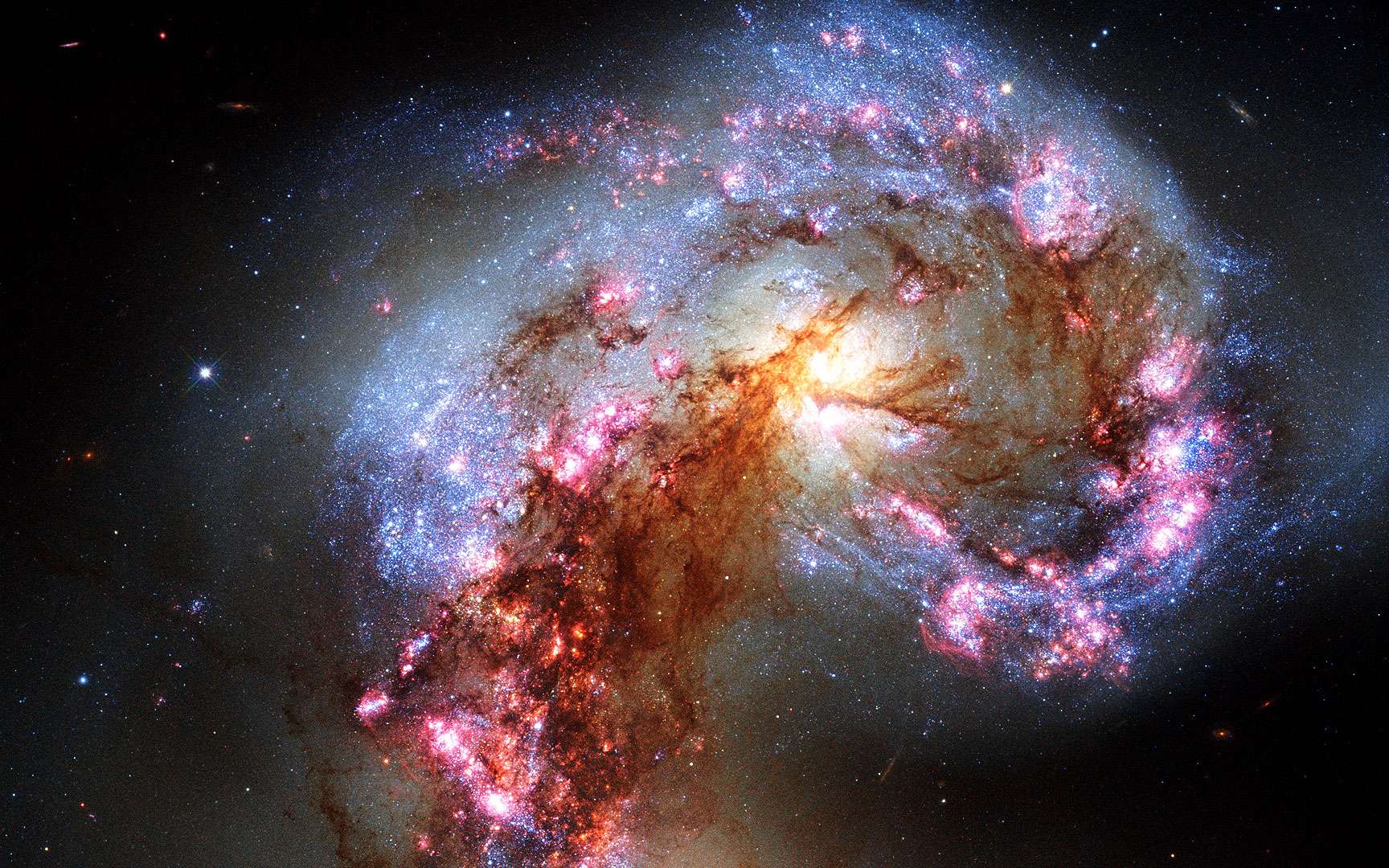 NGC 4603. La distance de cette galaxie a été mesurée précisément grâce aux Céphéides qu'on y observe. Elle est située à 108 millions d'années-lumière. (photo HST, APOD 27/05/1999).