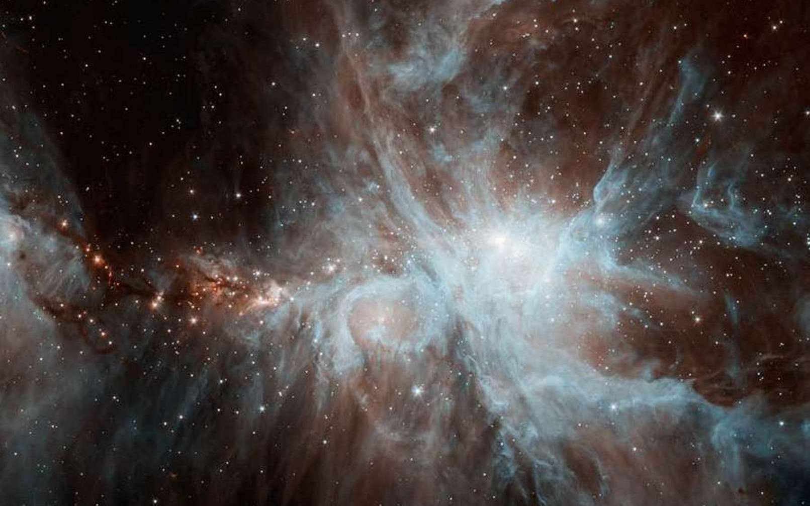 La nébuleuse d’Orion (vue ici par le télescope Spitzer) produit de la lumière polarisée circulairement à 17 % dans l’infrarouge. Selon les calculs, elle émettrait dans l’ultraviolet, un rayonnement capable de casser les liaisons covalentes (fortes) entre les atomes des molécules de glace. © CNRS (commentaire)/Nasa, JPL/Caltech, J. Stauffer (image)
