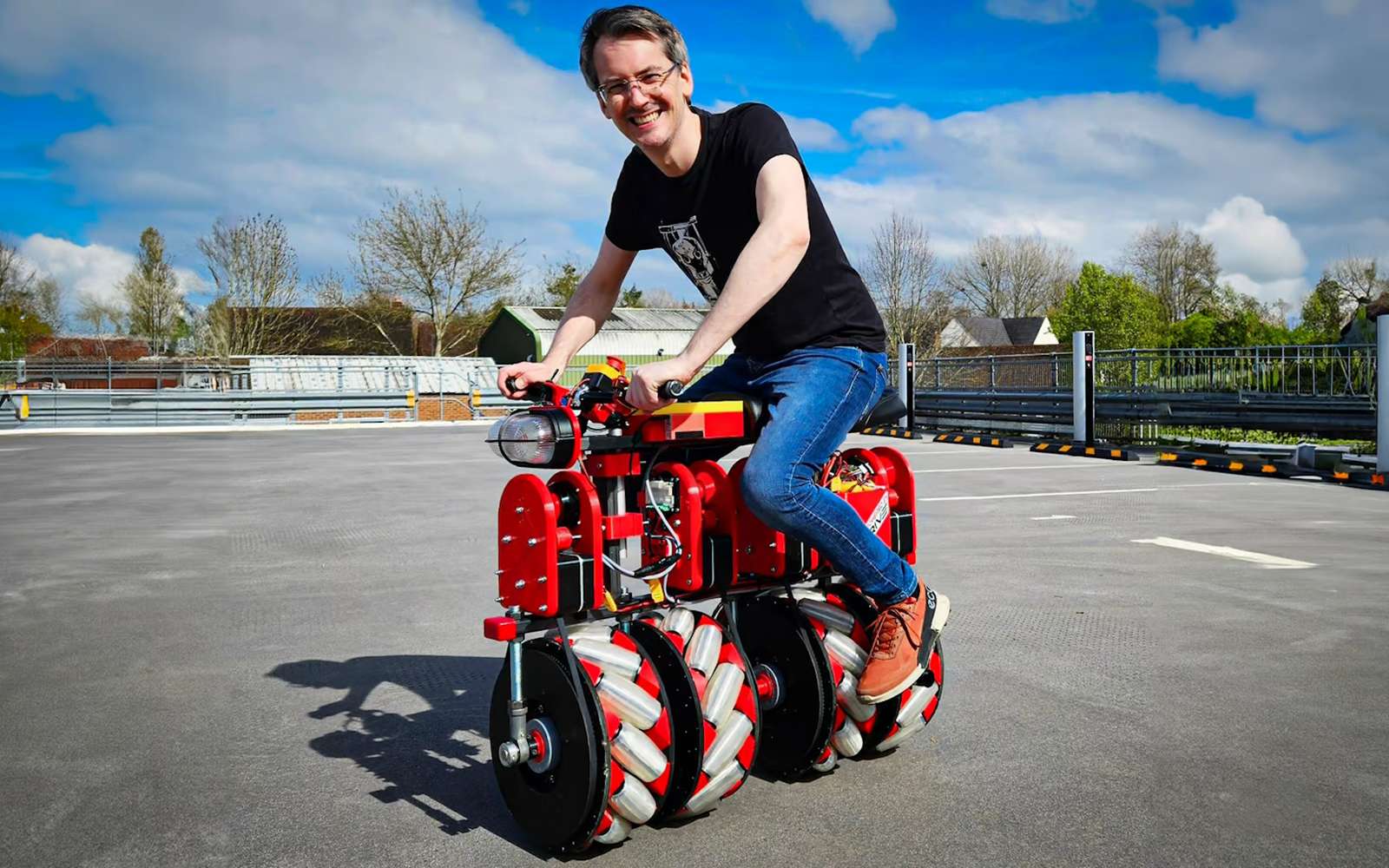 Il crée une moto à roues omnidirectionnelles pour rouler dans tous les sens !