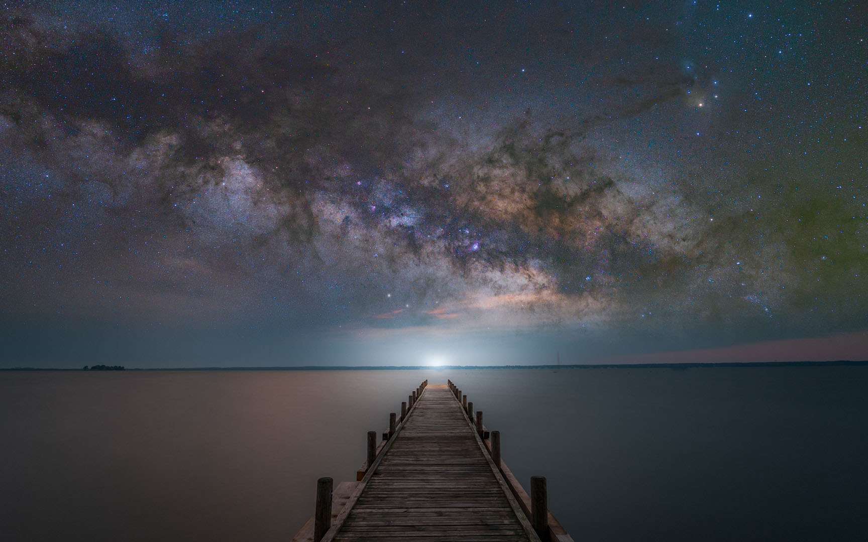La Voie lactée vue aux quatre coins de la Planète Belgique : Matériel utilisé : Sony a7 III + ZEISS Batis 18mm f/2.8 | Fornax Mounts LighTrack || Photo de premier plan : f/11 120 sec ISO 400 Photo d'arrière plan : f/2,8 240 sec ISO 800