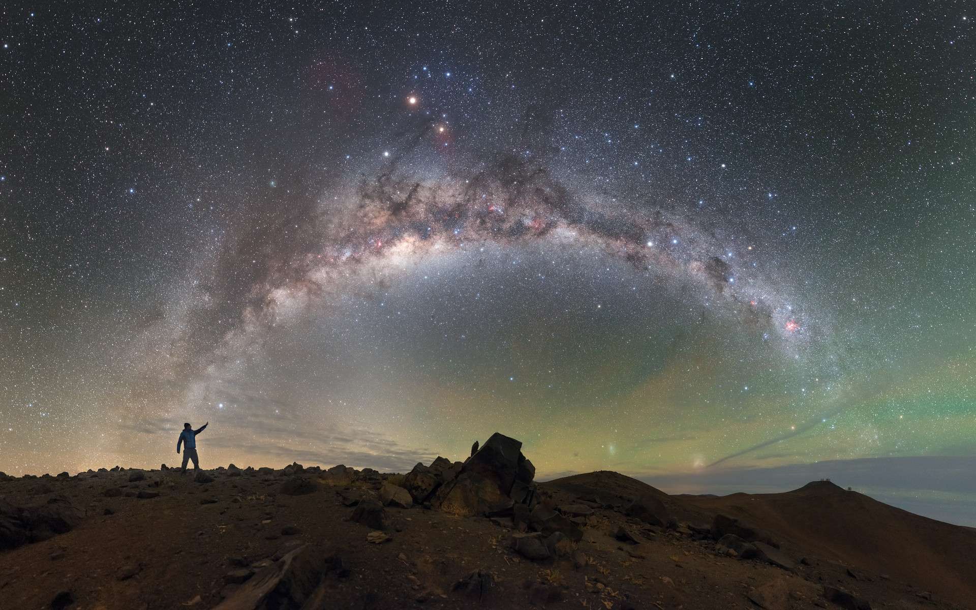 C'est dans le désert de l'Atacama que l'on trouve un des plus beaux ciels du monde. Sur cette photo, la Voie lactée est resplendissante. En bas à droite, on reconnaît le Cerro Paranal coiffé des géants du VLT. © ESO, P. Horálek