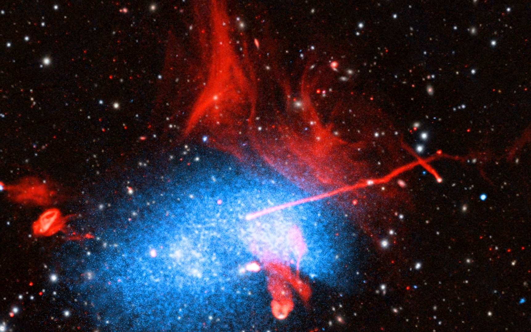 Une spectaculaire collision de trois amas galactiques sous l'oeil de plusieurs télescopes