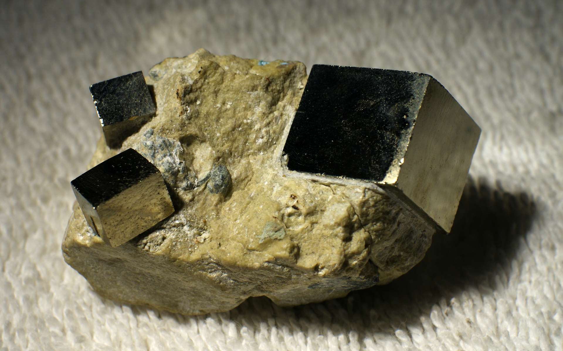 Cristaux de pyrite appartenant au système cristallin cubique. © Teravolt, Wikimedia Commons