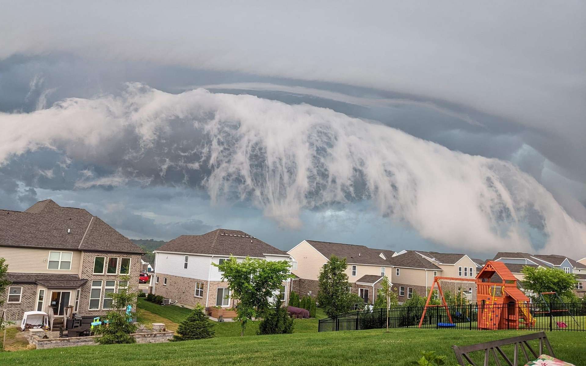 Phénomène météo extraordinaire : le nuage déchiré ou « tsunami de nuages »