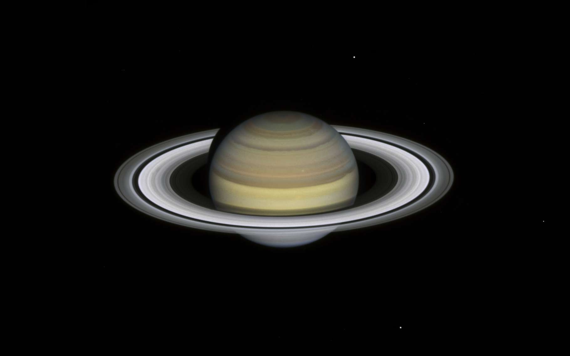 Des pluies de glace tombant de ses anneaux chauffent Saturne !