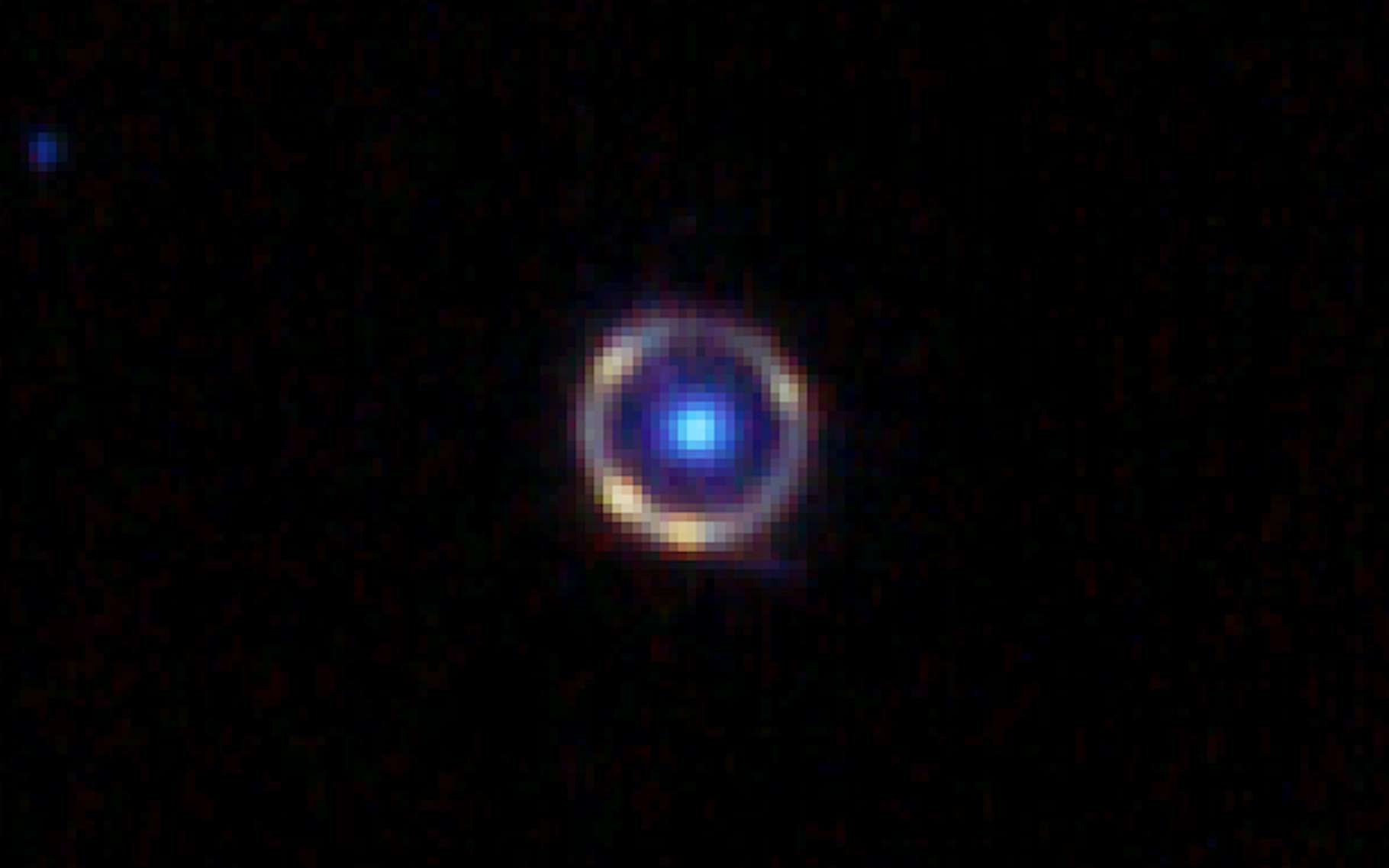 Le télescope James-Webb a photographié un anneau d'Einstein quasi parfait !