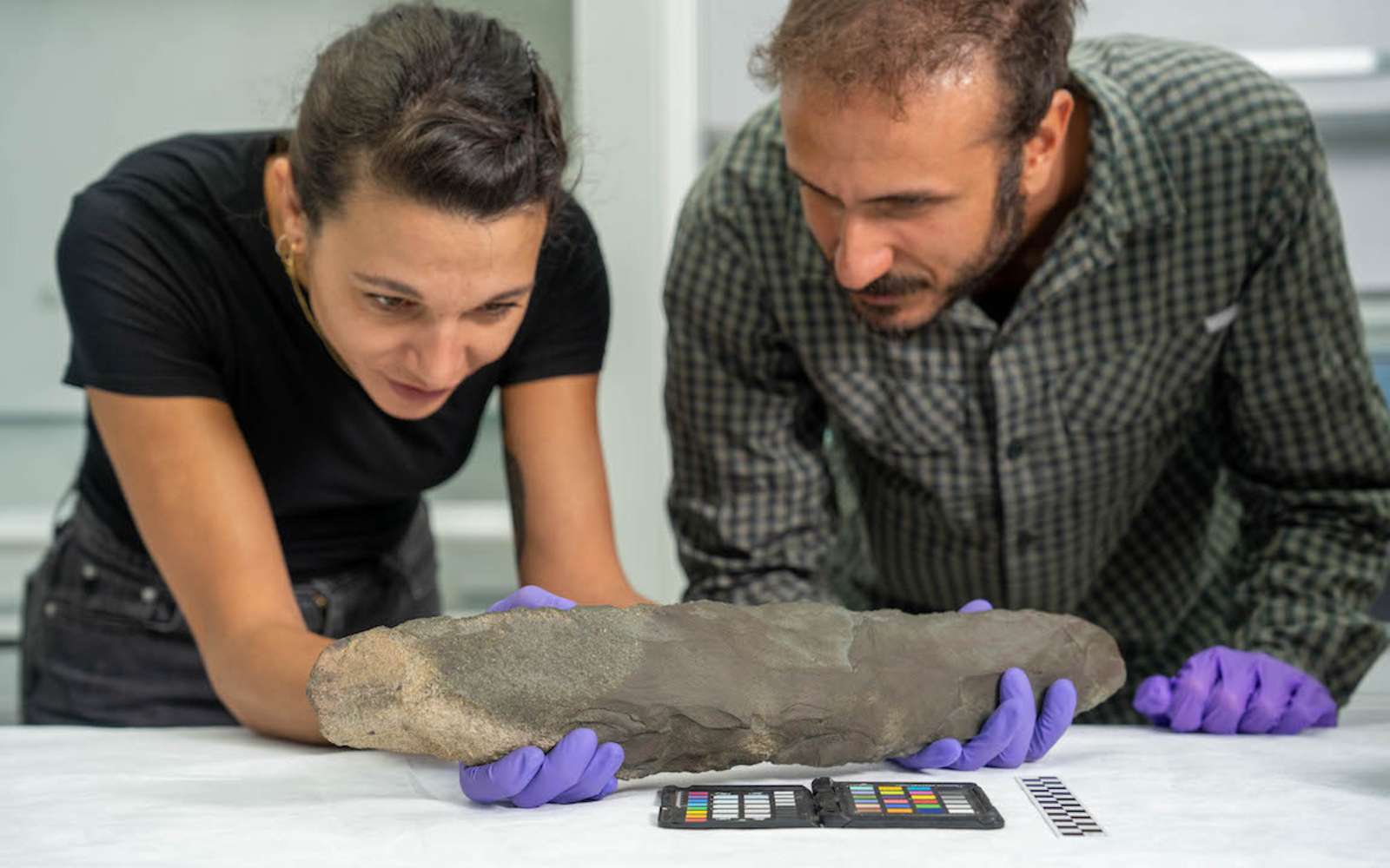 Découverte exceptionnelle d'une hache massive de 51 cm vieille de 200 000 ans !