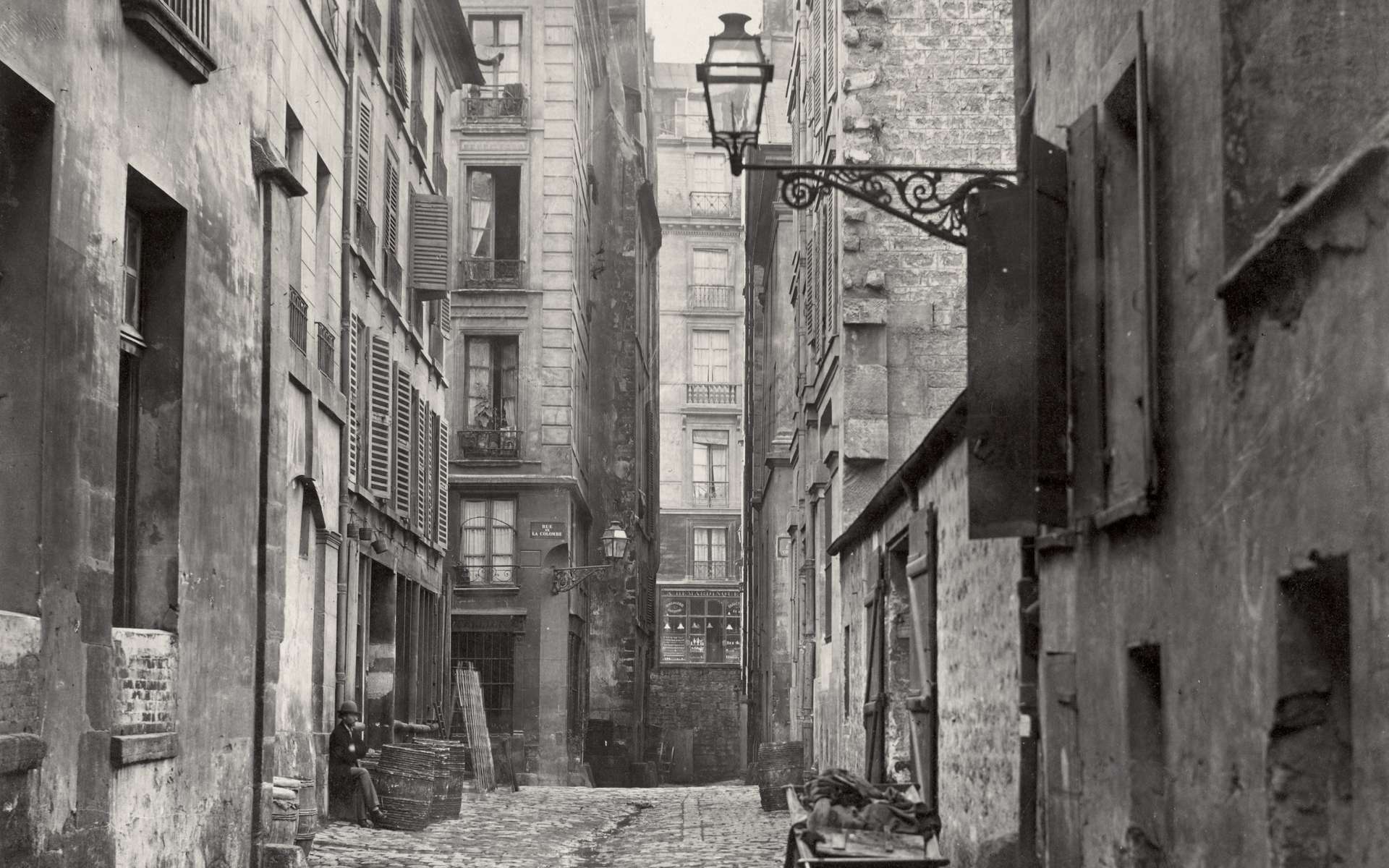 Photographie de la rue Basse des Ursins, Paris, vers 1855 par Charles Marville. State Library Victoria, Melbourne, Australie. © Domaine public