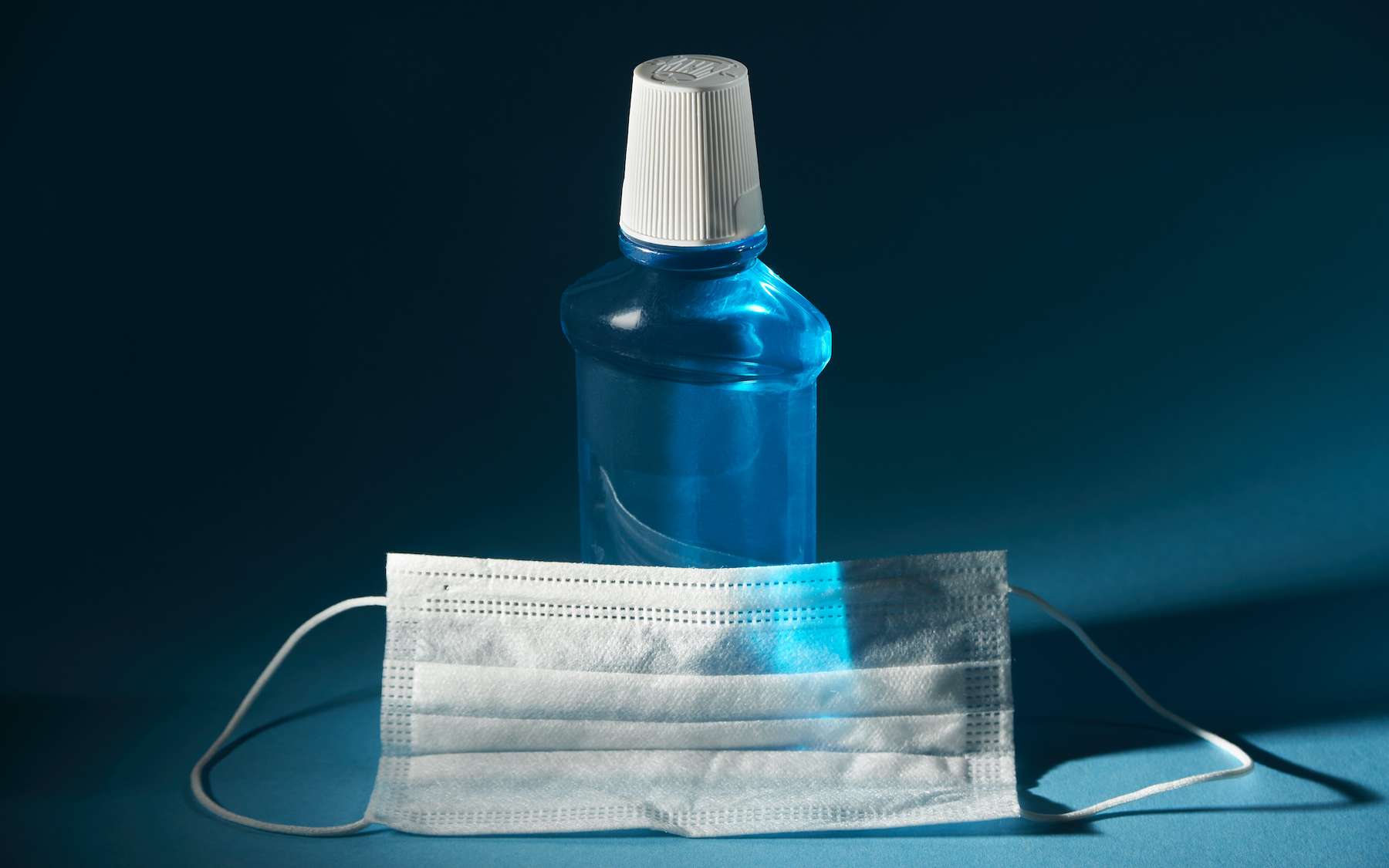 Un bain de bouche est-il un moyen de prévention efficace contre le coronavirus ? © Olek, Adobe Stock