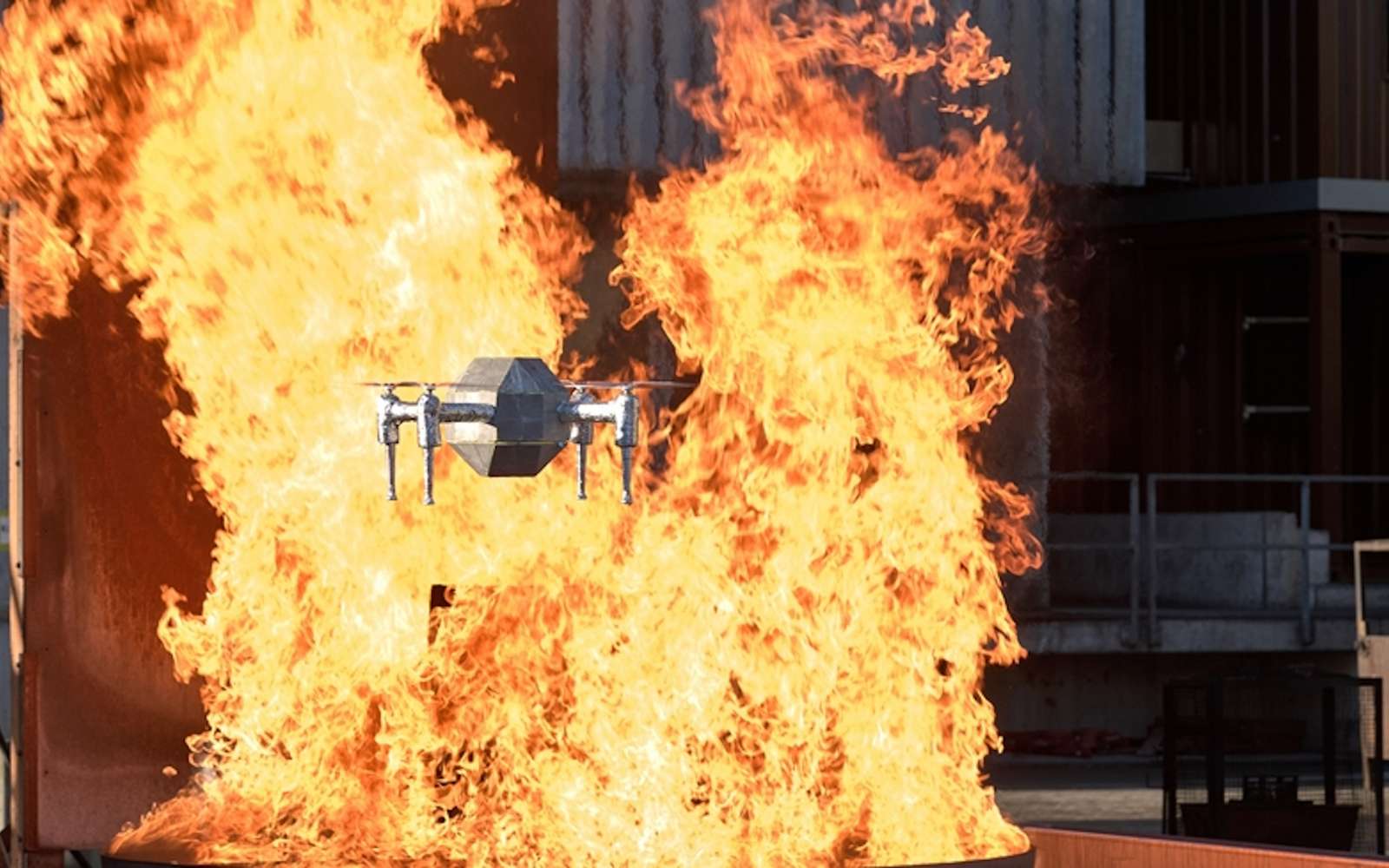 Ce drone pompier résiste à une température de 200 °C !