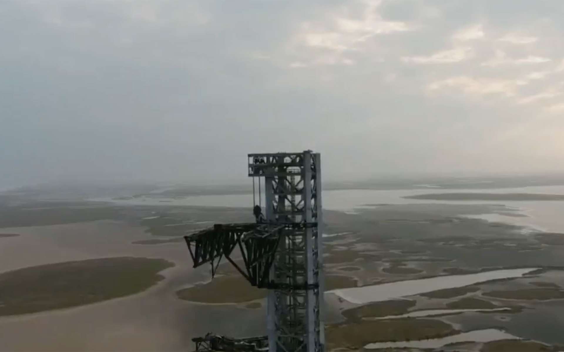 Les bras de Mechazilla, censés recevoir le premier étage Super Heavy lors de son retour à Starbase. Pour l'instant, la tour n'est pas homologuée. © SpaceX