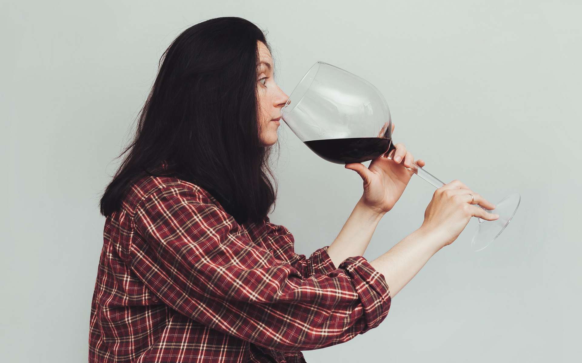 Des scientifiques ont enfin trouvé pourquoi certaines personnes ont mal à la tête en buvant du vin rouge