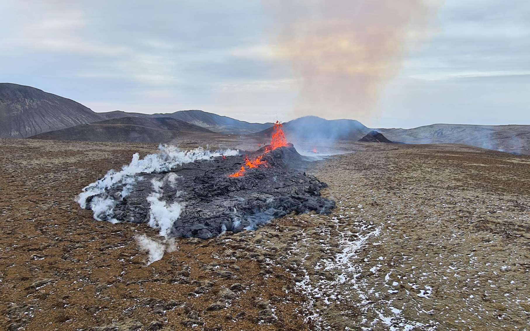 Volcan en Islande : des images toujours plus spectaculaires et une éruption fissurale