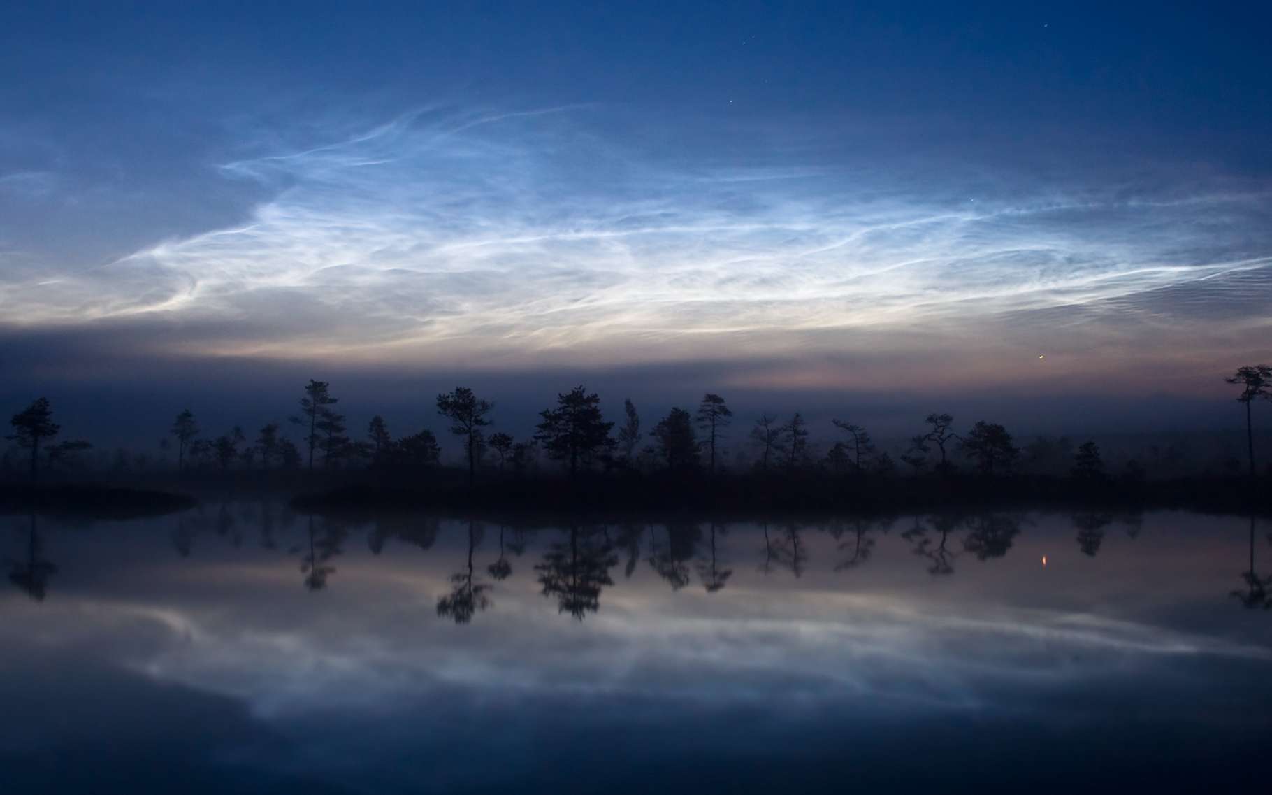 Les nuages noctulescents se forment dans la mésosphère. Et un peu plus lorsque celle-ci est plus fraîche et plus chargée en vapeur d’eau. © Martin Koitmäe, Wikipedia, CC by-SA 4.0