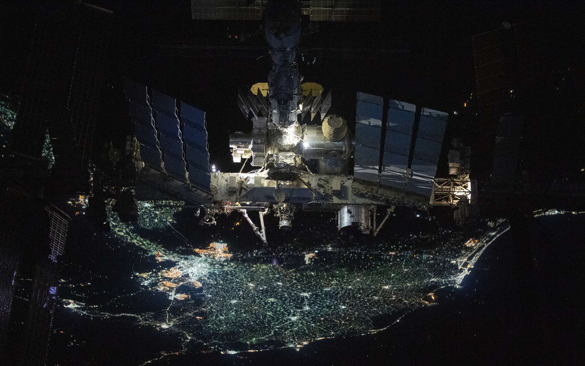 La Station spatiale internationale vue par l'équipage Crew 2 à bord d'une capsule Crew Dragon en vol pour retourner sur Terre. © Nasa, SpaceX