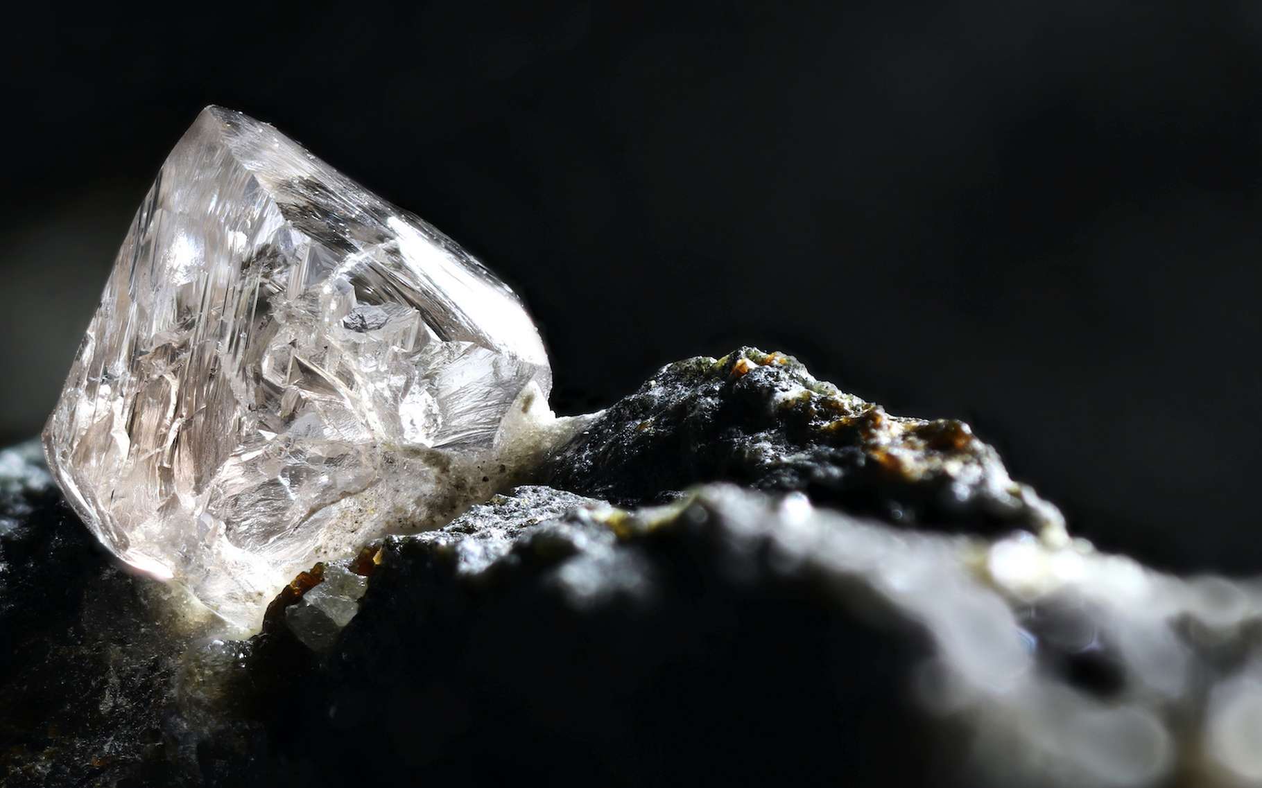 Des chercheurs de l’université de l’État de Washington (États-Unis) confirment que les diamants hexagonaux fabriqués en laboratoire sont plus rigides que les diamants cubiques trouvés à l’état naturel. © Björn Wylezich, Adobe Stock