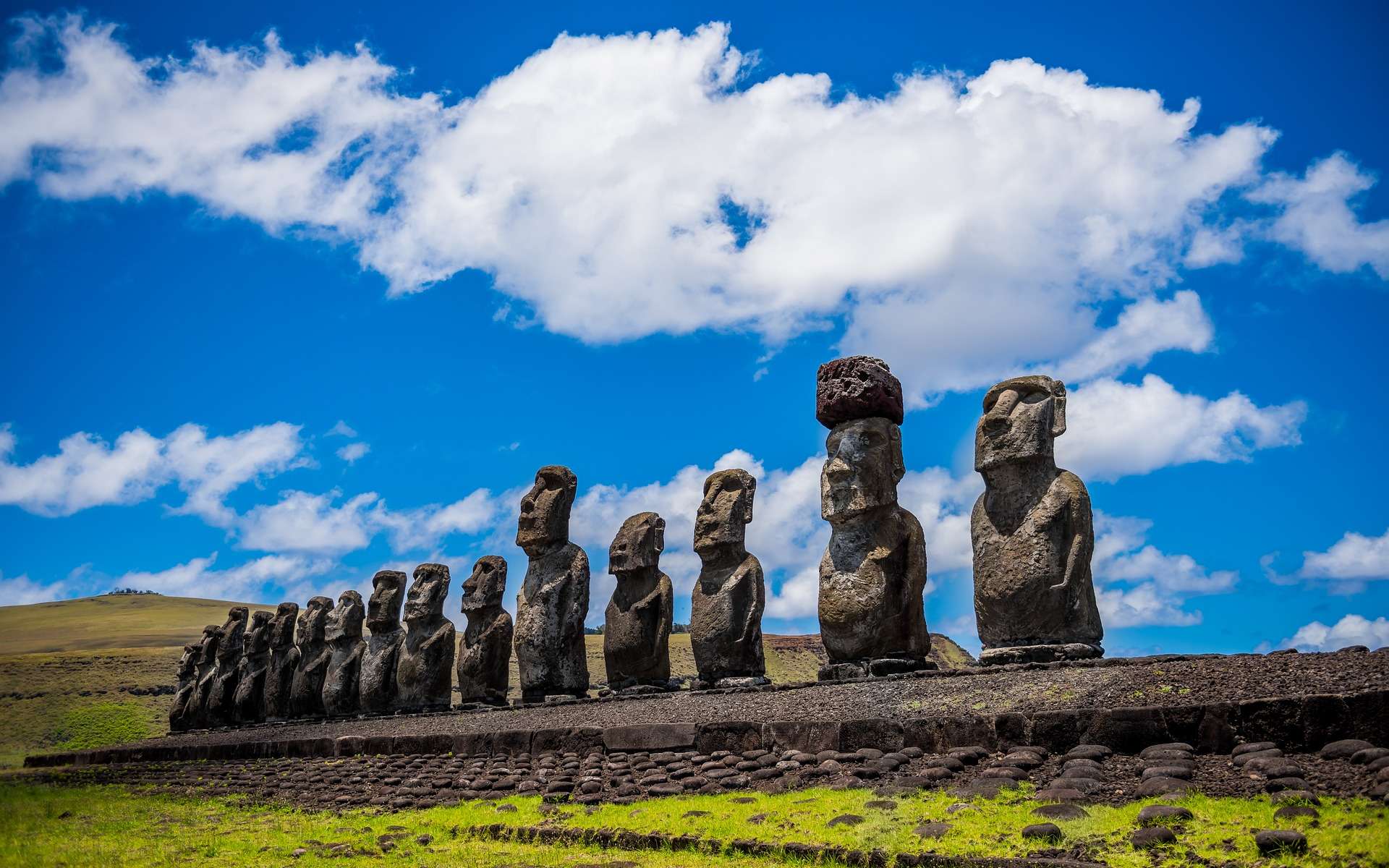 L'île de Pâques dévastée par un incendie : des dizaines de statues moaï sont en danger !