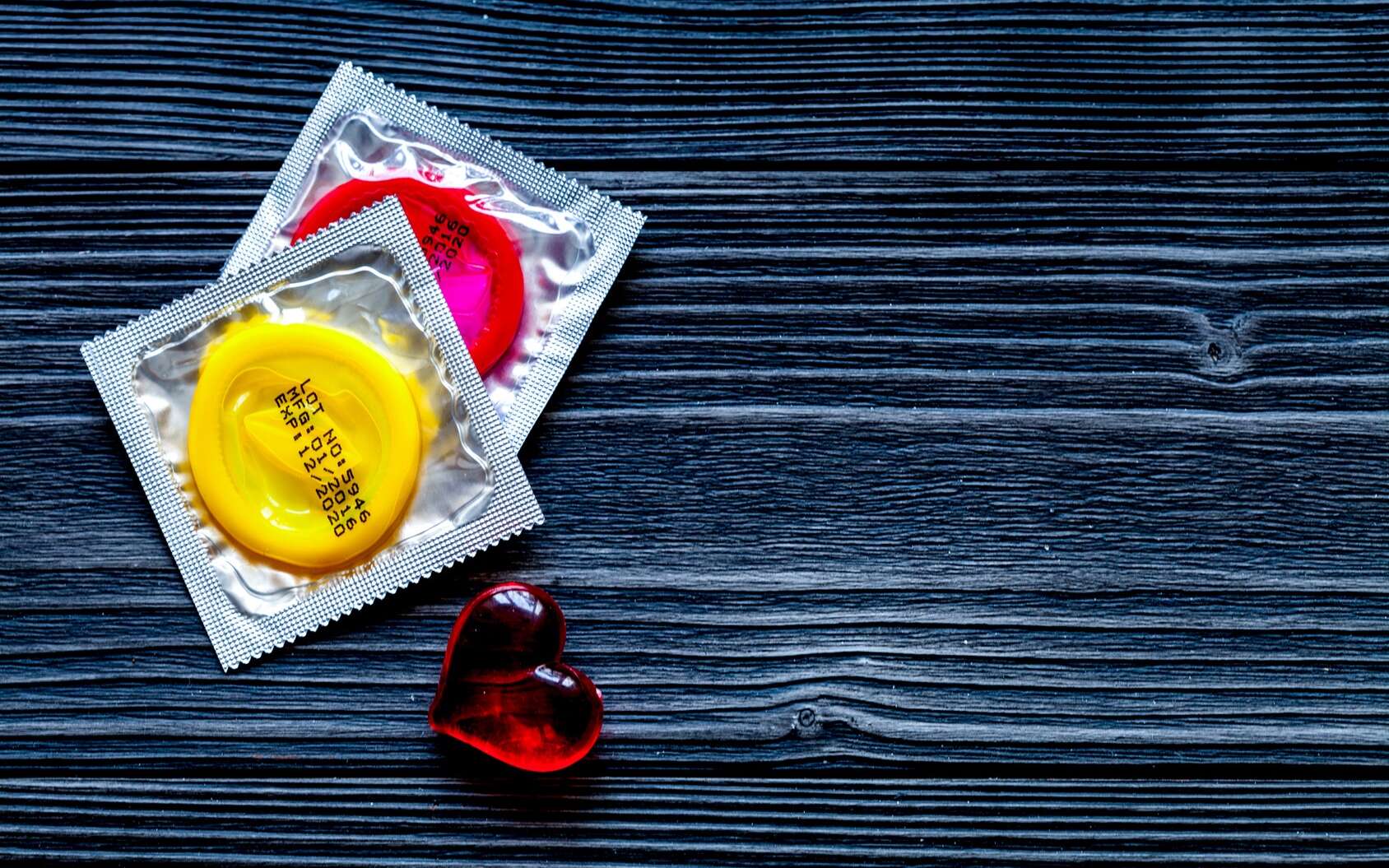 Le préservatif protège efficacement contre les infections sexuellement transmissibles et les grossesses non désirées. Cette étude avance qu'il favoriserait également l'implantation d'une flore vaginale bienfaitrice. © 279photo, Fotolia