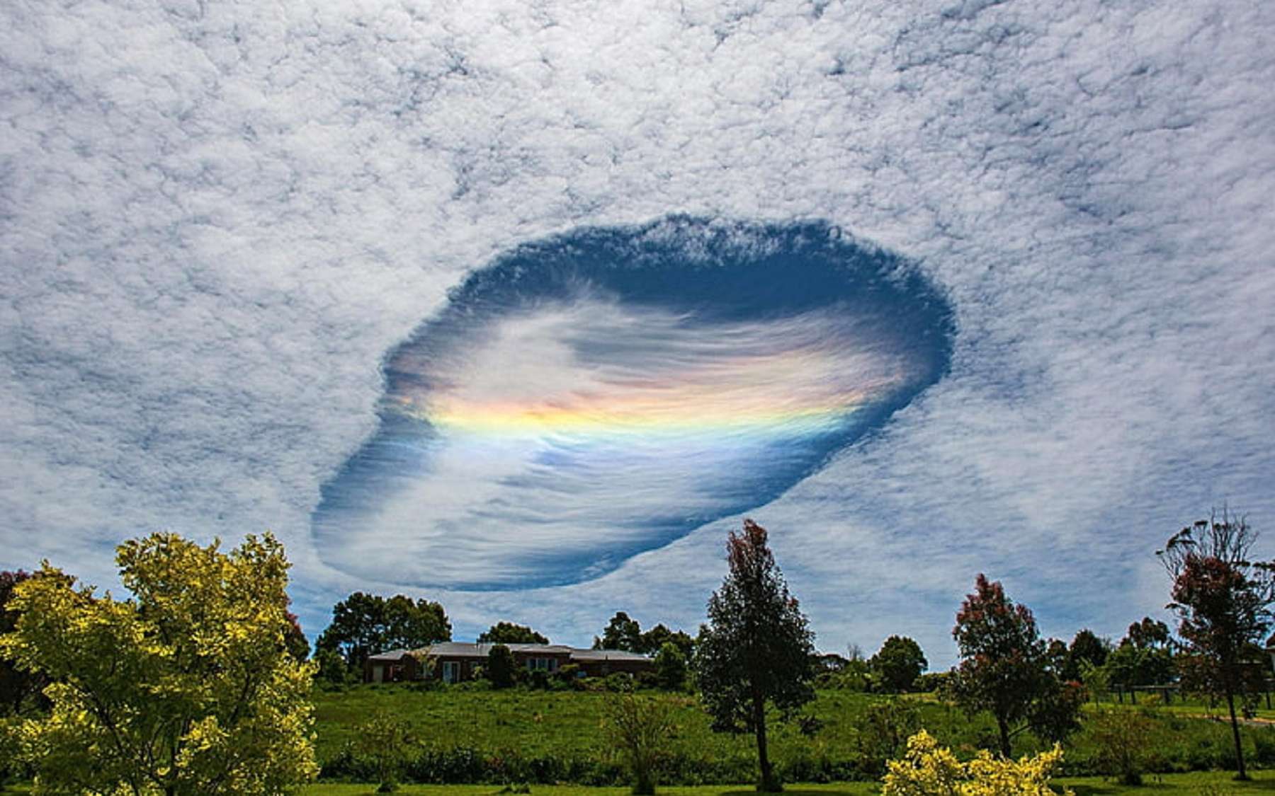Impressionnant skypunch avec une irisation au milieu en Australie en 2014. © Kate Farrel Beadel