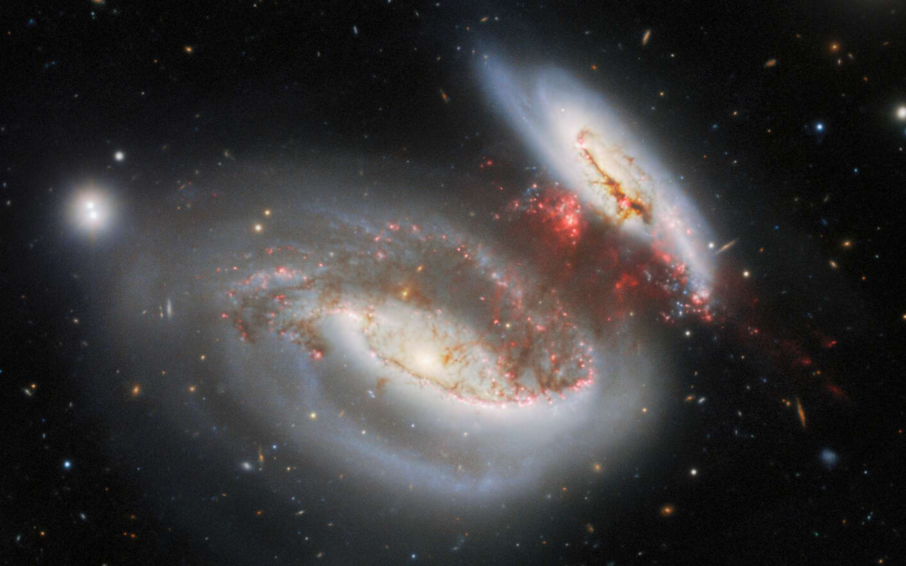 Une image spectaculaire de collision galactique : « leur disque et leurs composants se sont écrasés les uns dans les autres »