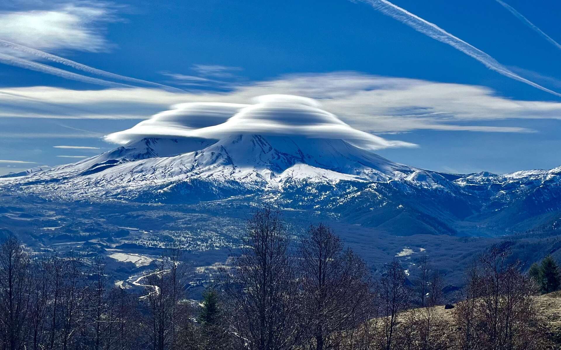 Spectaculaire : deux ovnis nuageux au-dessus d'un volcan américain
