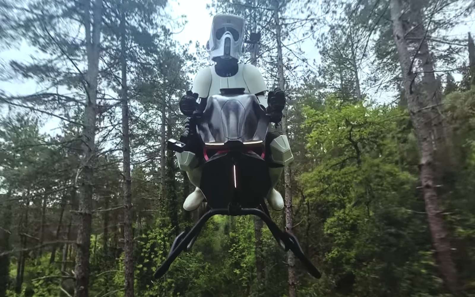Cette moto vole VRAIMENT dans la forêt et ils ont recréé cette scène mythique de Star Wars !