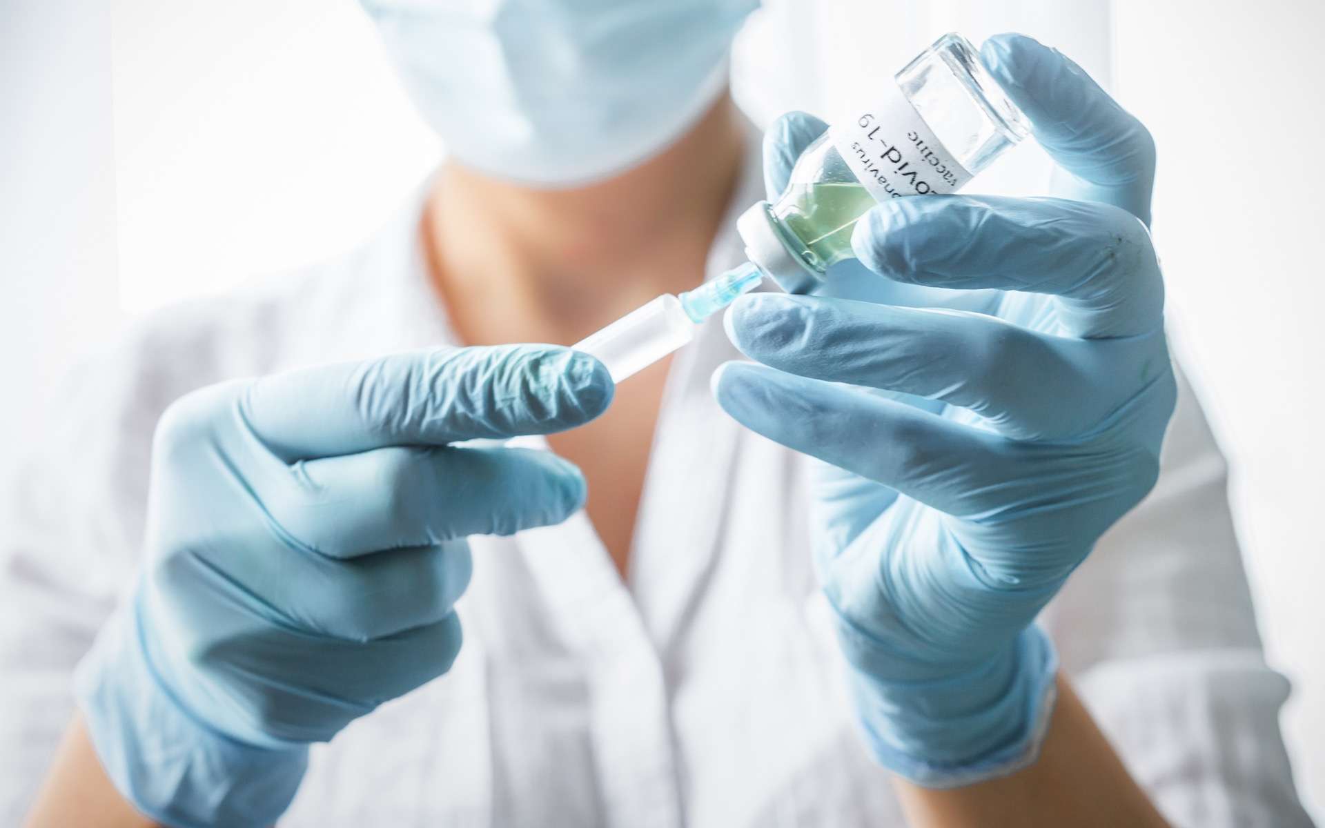 Dans la lutte contre le Covid-19, le vaccin d’Oxford-AstraZeneca, qui a été autorisé par le Royaume-Uni, pourrait changer la donne. © shintartanya, Adobe Stock