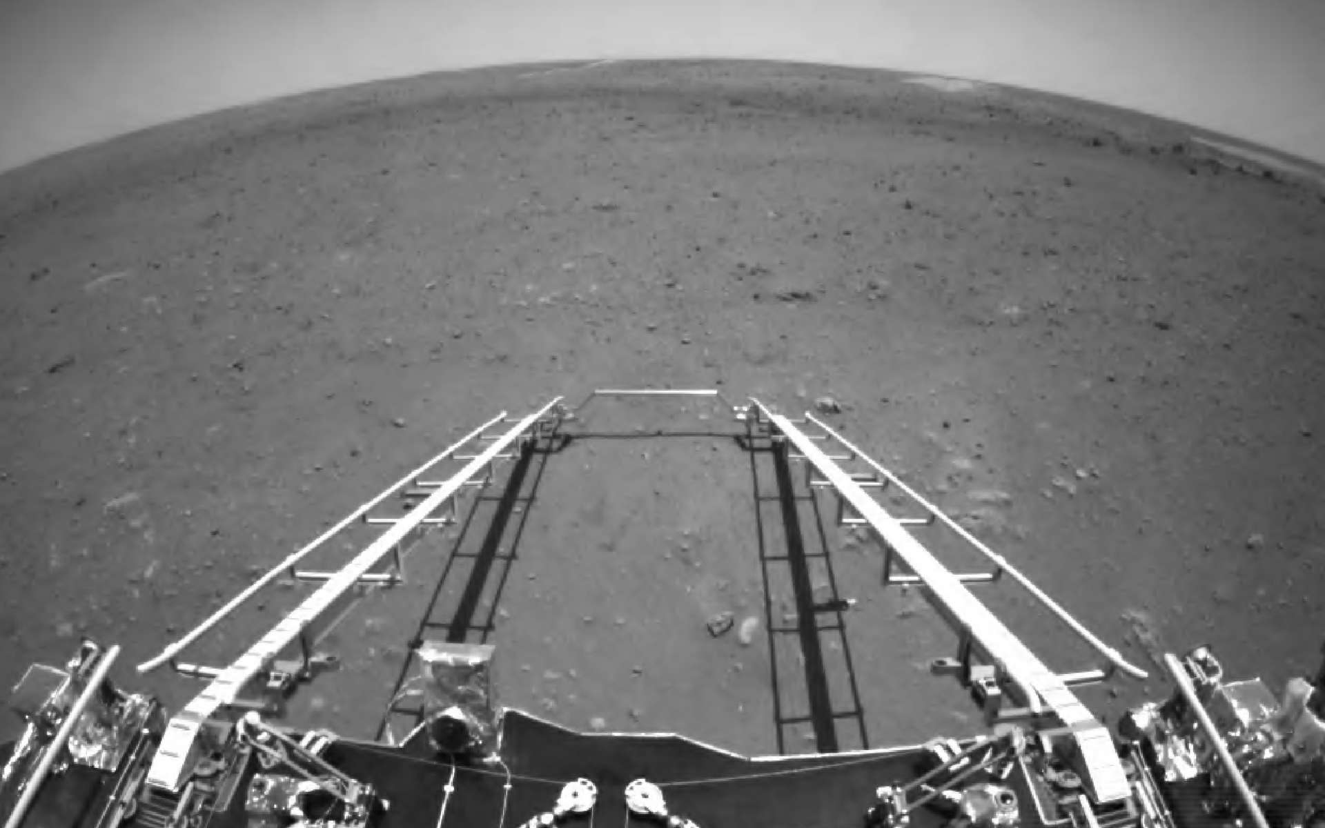 Mars : découvrez les deux premiers clichés du rover chinois Zhurong