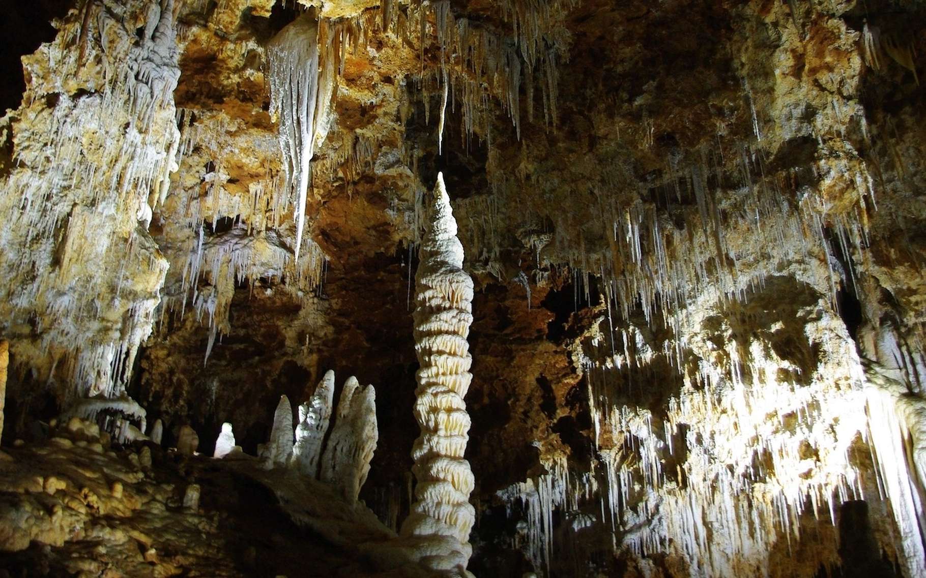 Une stalagmite est une formation calcaire qui apparaît sur le sol d’une grotte. © danydory, Pixabay, CC0 Creative Commons