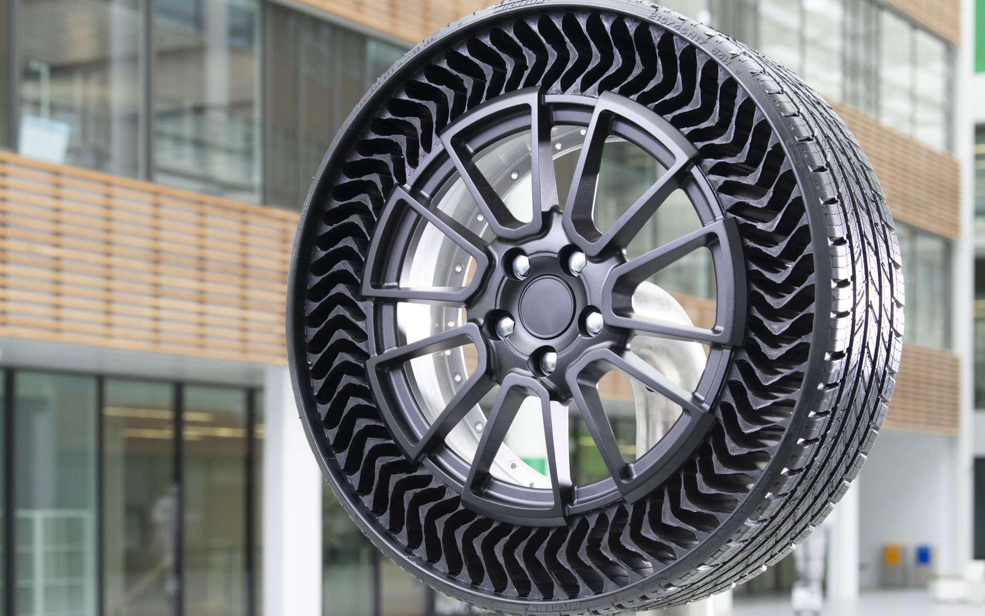 Michelin lancera son pneu sans air increvable en 2024