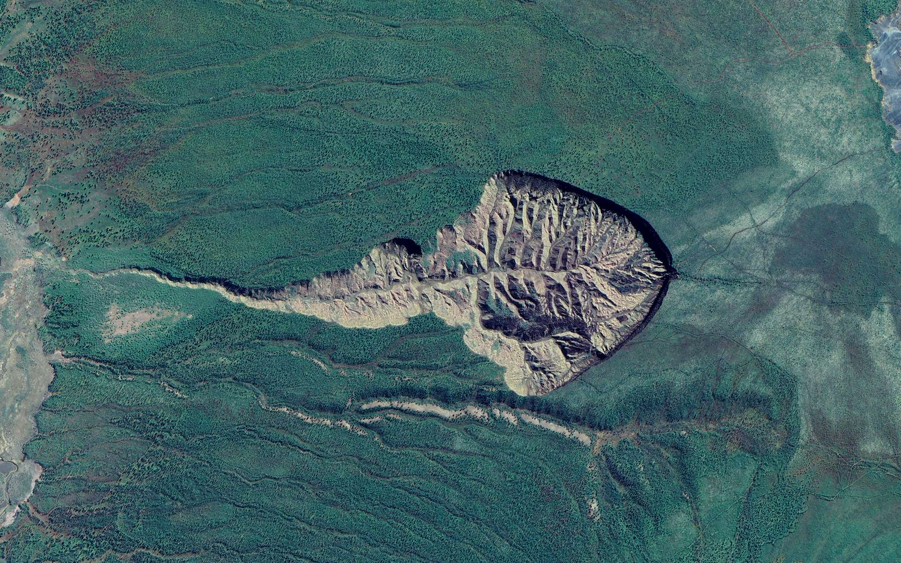 Des images impressionnantes de « la porte de l'Enfer », le plus grand gouffre dans le permafrost du monde