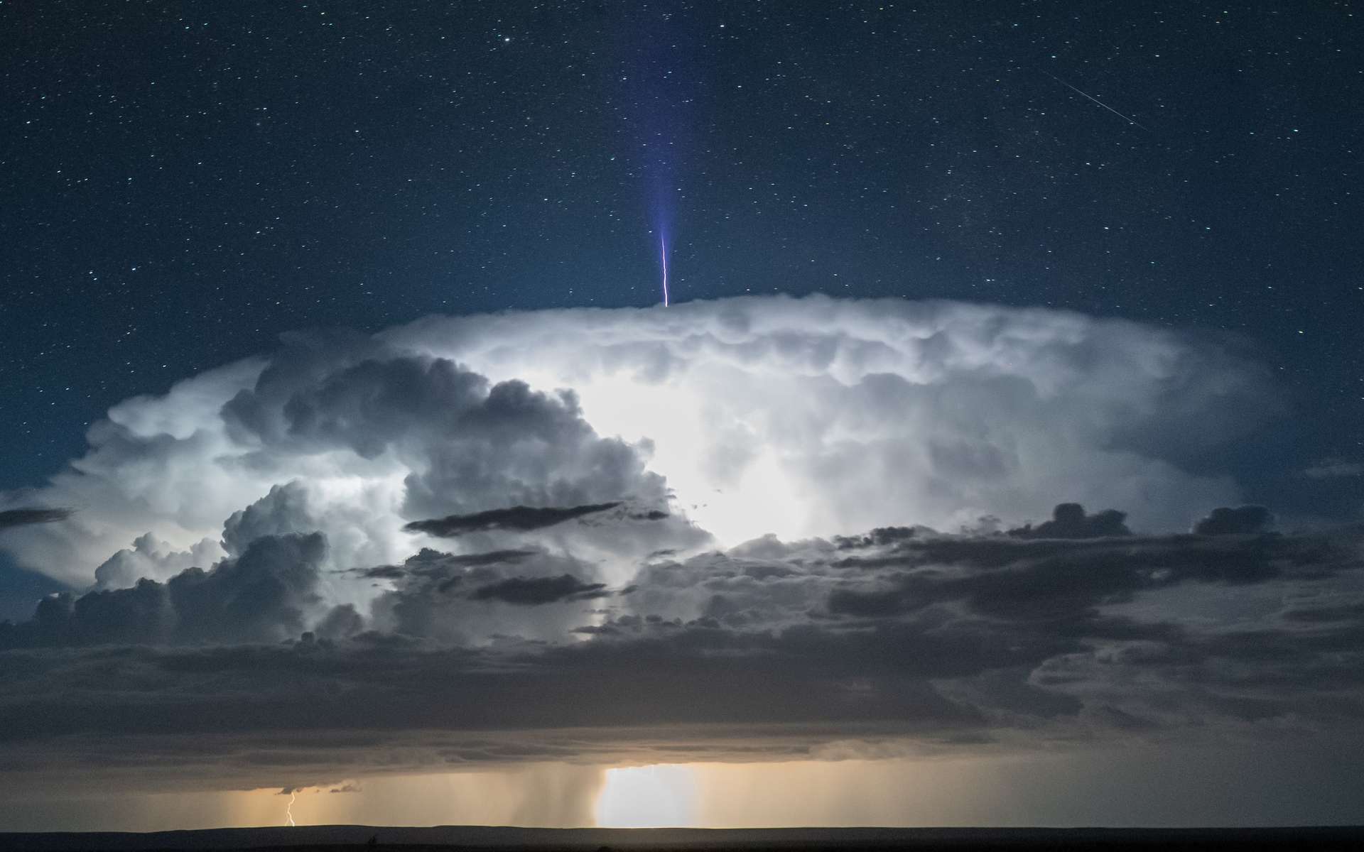 Image rare d'un puissant jet bleu au-dessus d'un orage !