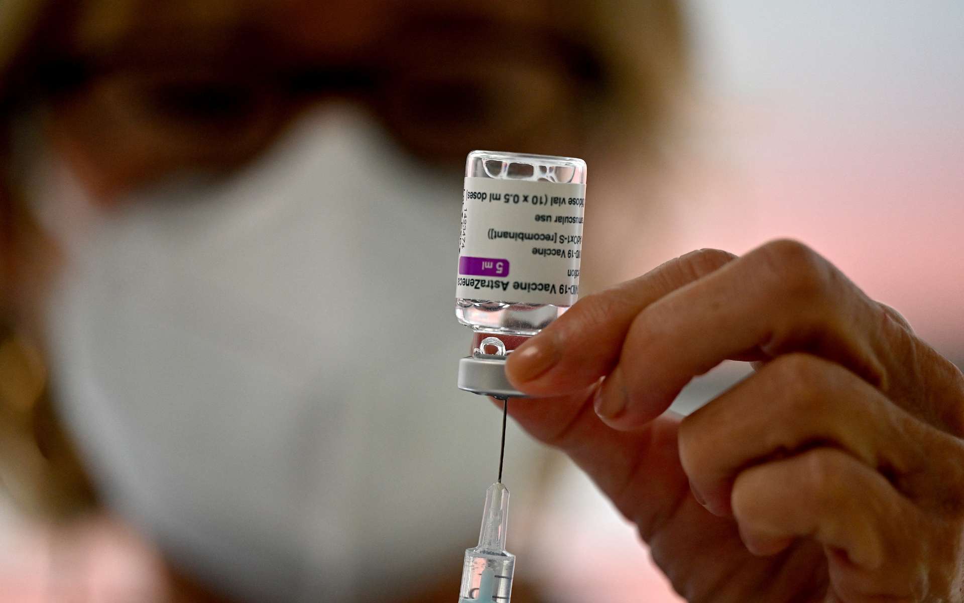 Les chercheurs ont montré que, loin de nuire à l'efficacité du vaccin, un intervalle allant jusqu'à 45 semaines entre les deux doses améliorait la réponse immunitaire face au virus. © Gabriel Bouys, AFP