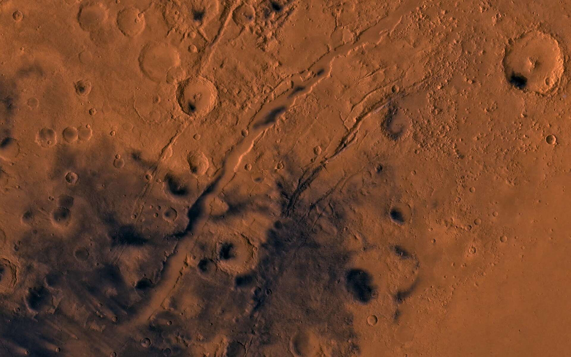 Survolez les impressionnants canyons de Nili Fossae sur Mars