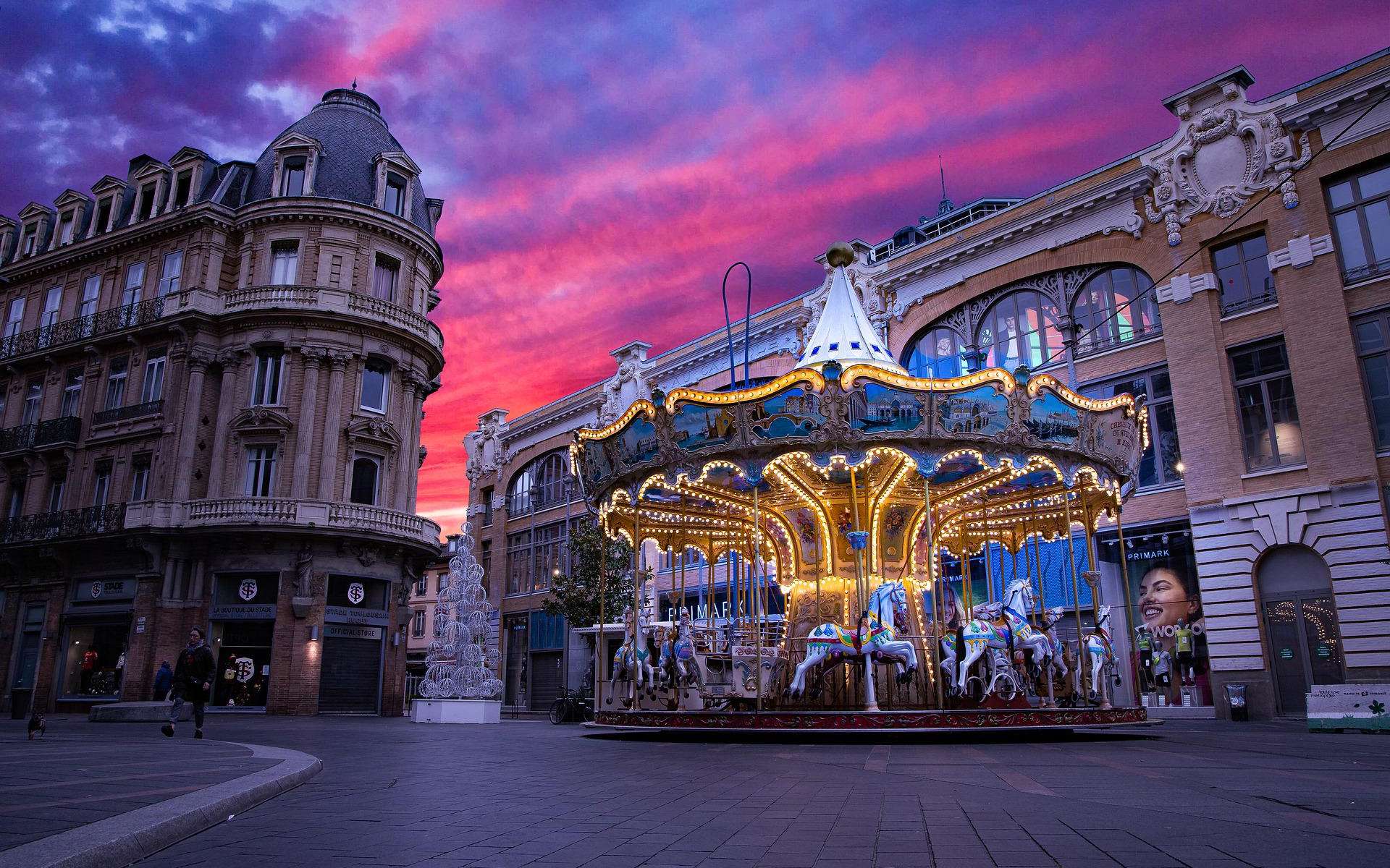 Un orage rose photographié au-dessus Toulouse