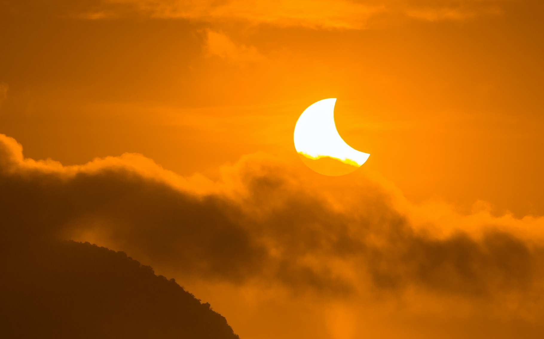 Les plus belles photos de l'éclipse partielle du Soleil du 25 octobre
