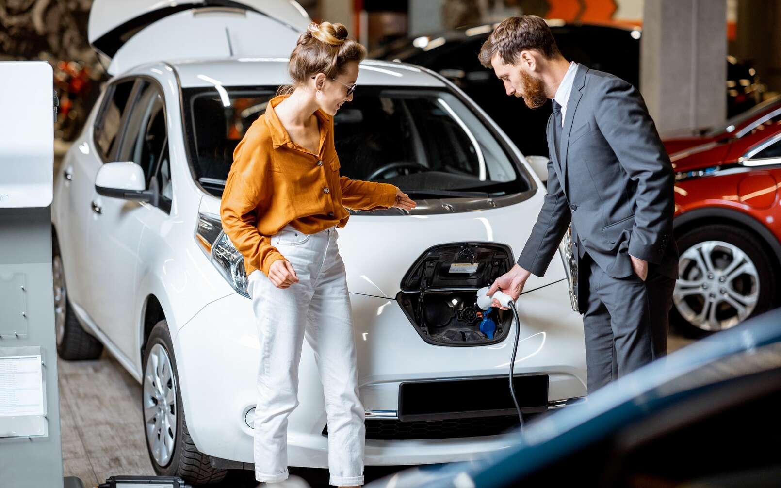 Voiture électrique : la prise est désormais moins chère que la pompe