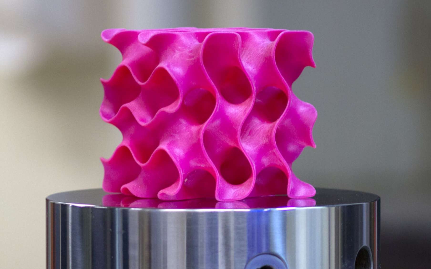 Cette structure en plastique a été réalisée avec une imprimante 3D. Elle fait partie des surfaces minimales appelées gyroides. © Melanie Gonick, MIT